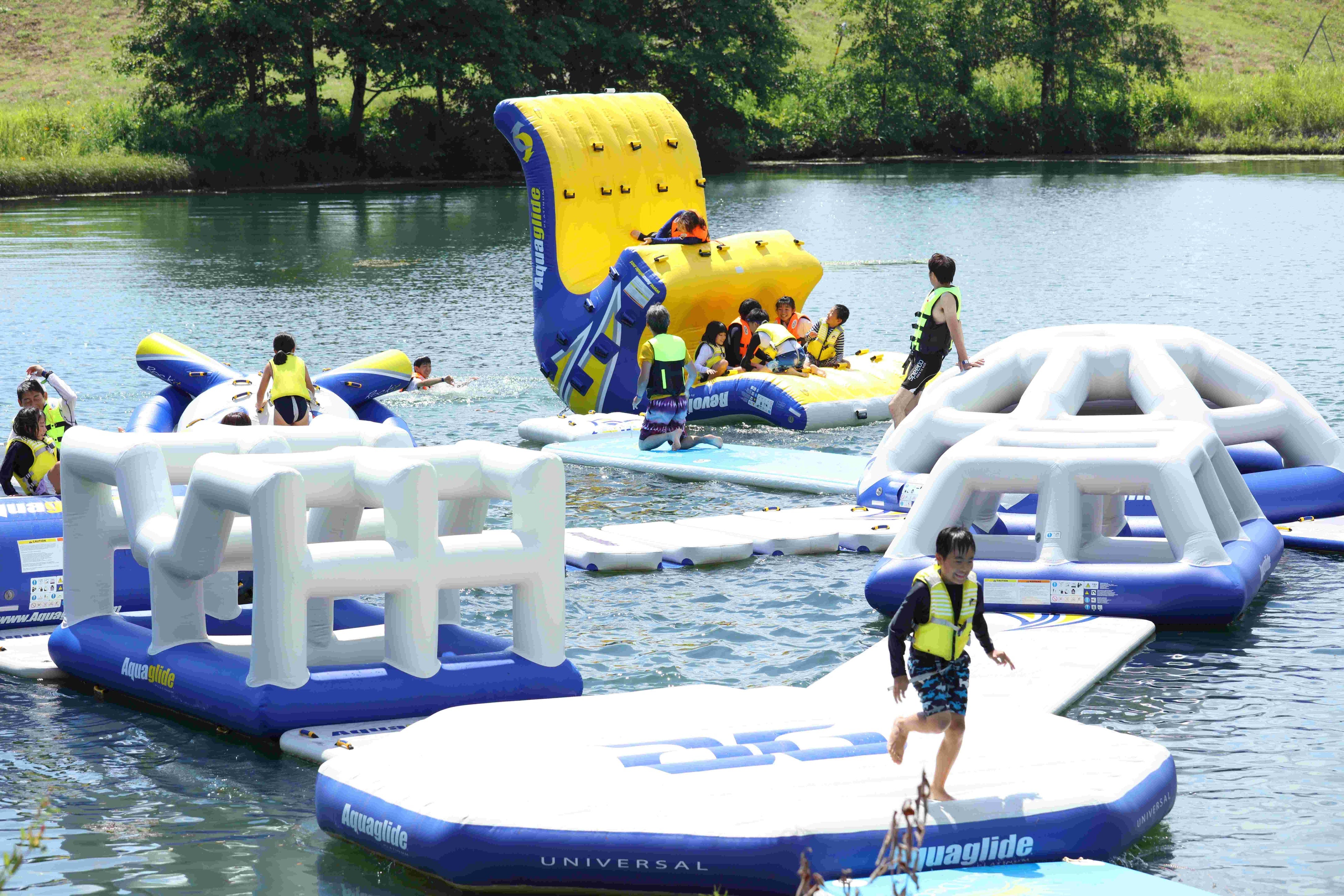 県内初の水上に浮かぶフロート式のアクティビティ「ポチャダス」