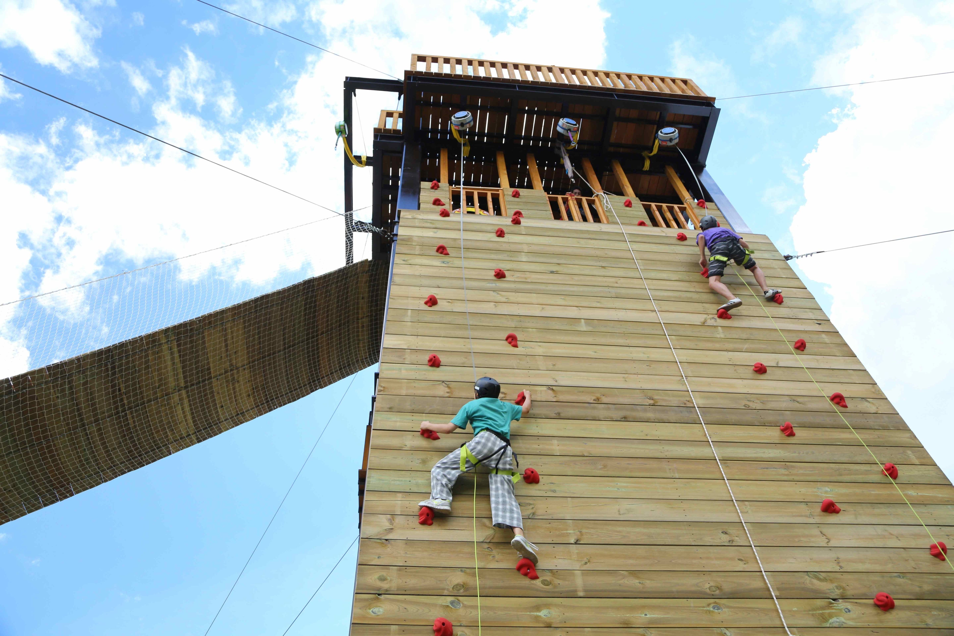 自力だけで高さ9mの壁を這い上がり、ロープ１本で地上へ下りる「カベダス」