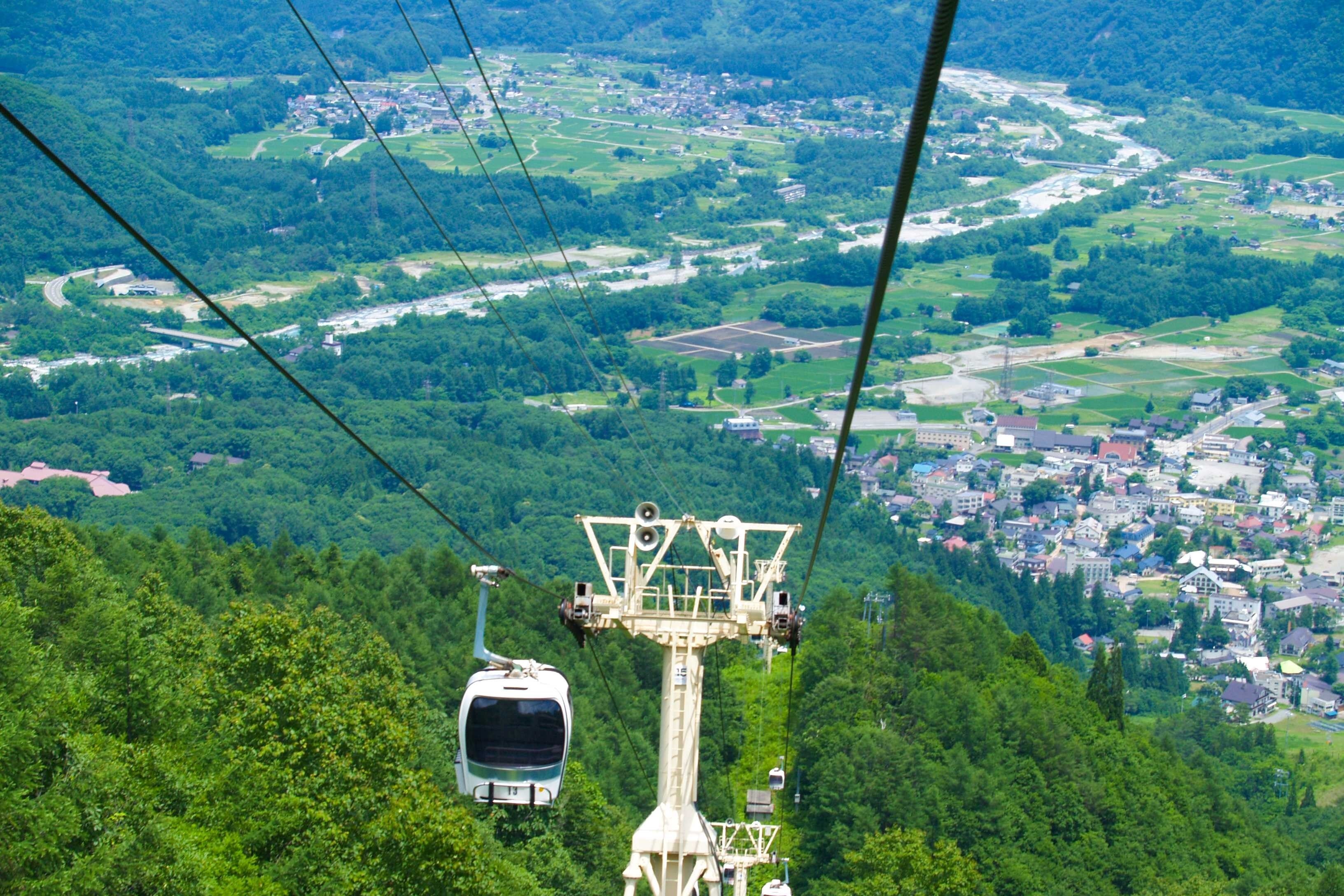 全長3,445mの空中散歩　標高770mの山麓から1,830mの八方池山荘へ、標高差1,060mを一気に極める八方アルペンラインは、北アルプスの展望台への身近なアプローチです