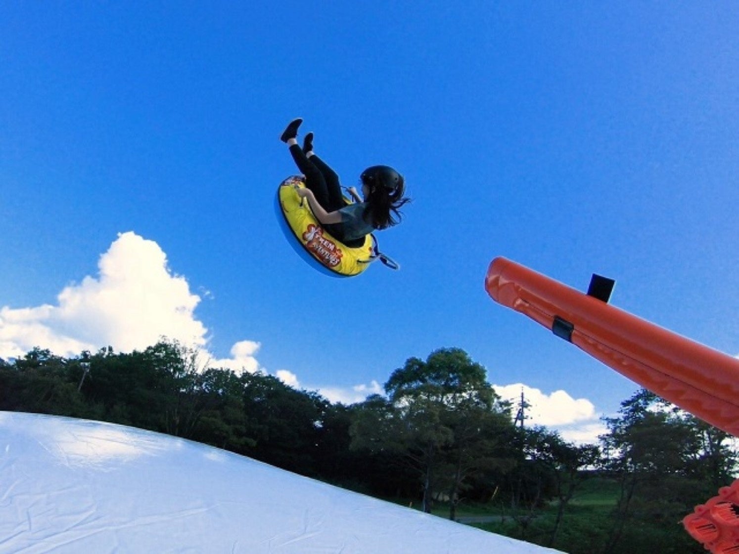 ゴムチューブに乗り、高さ12ｍから一気に滑り出し加速したと「トビダス」