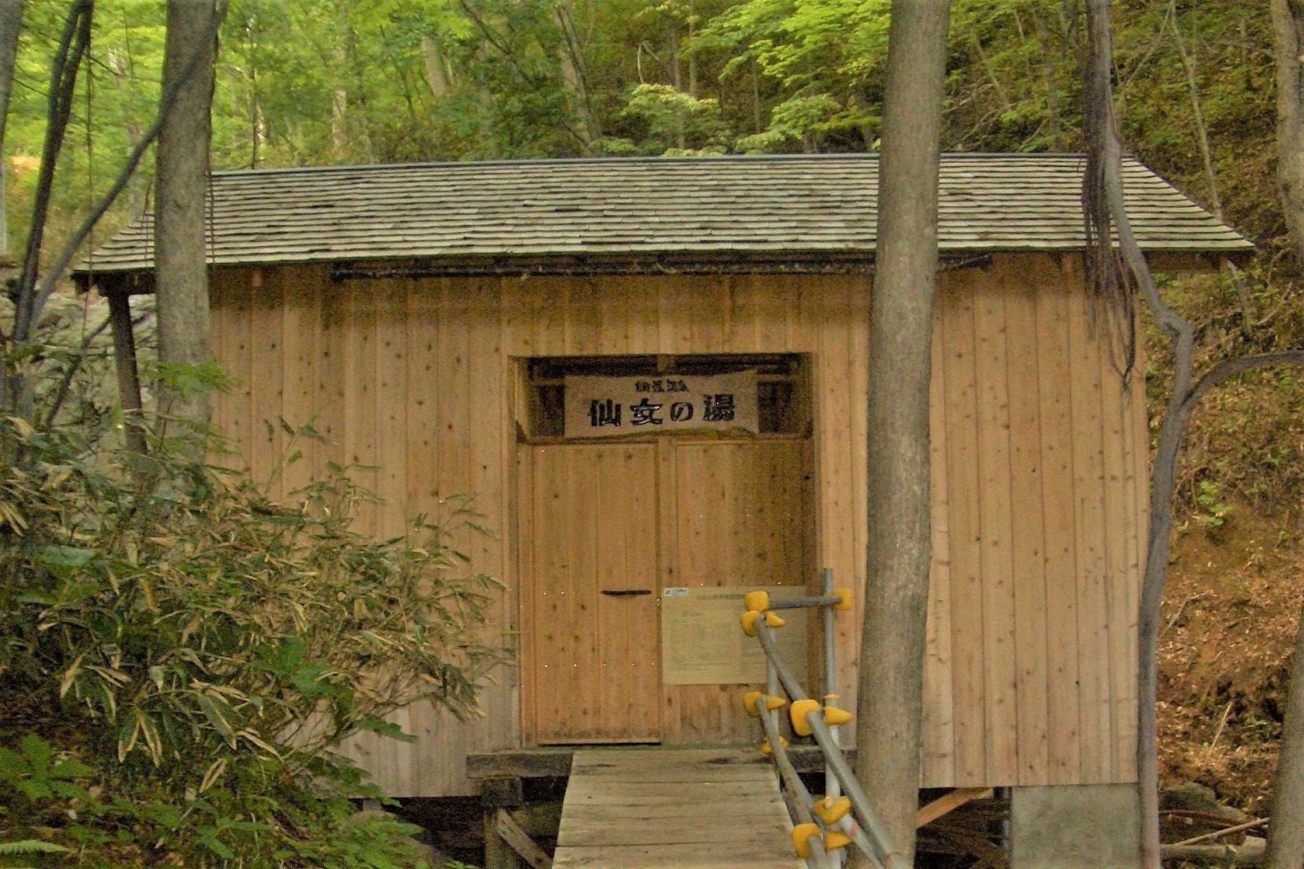 男女に仕切られた脱衣小屋を出ると、 手作りの岩風呂が現れます