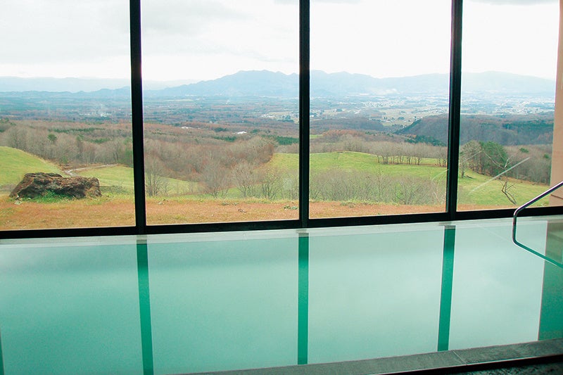 ありね山荘では、眼下に広がる雄大な景色を眺めながら入浴が楽しめます。