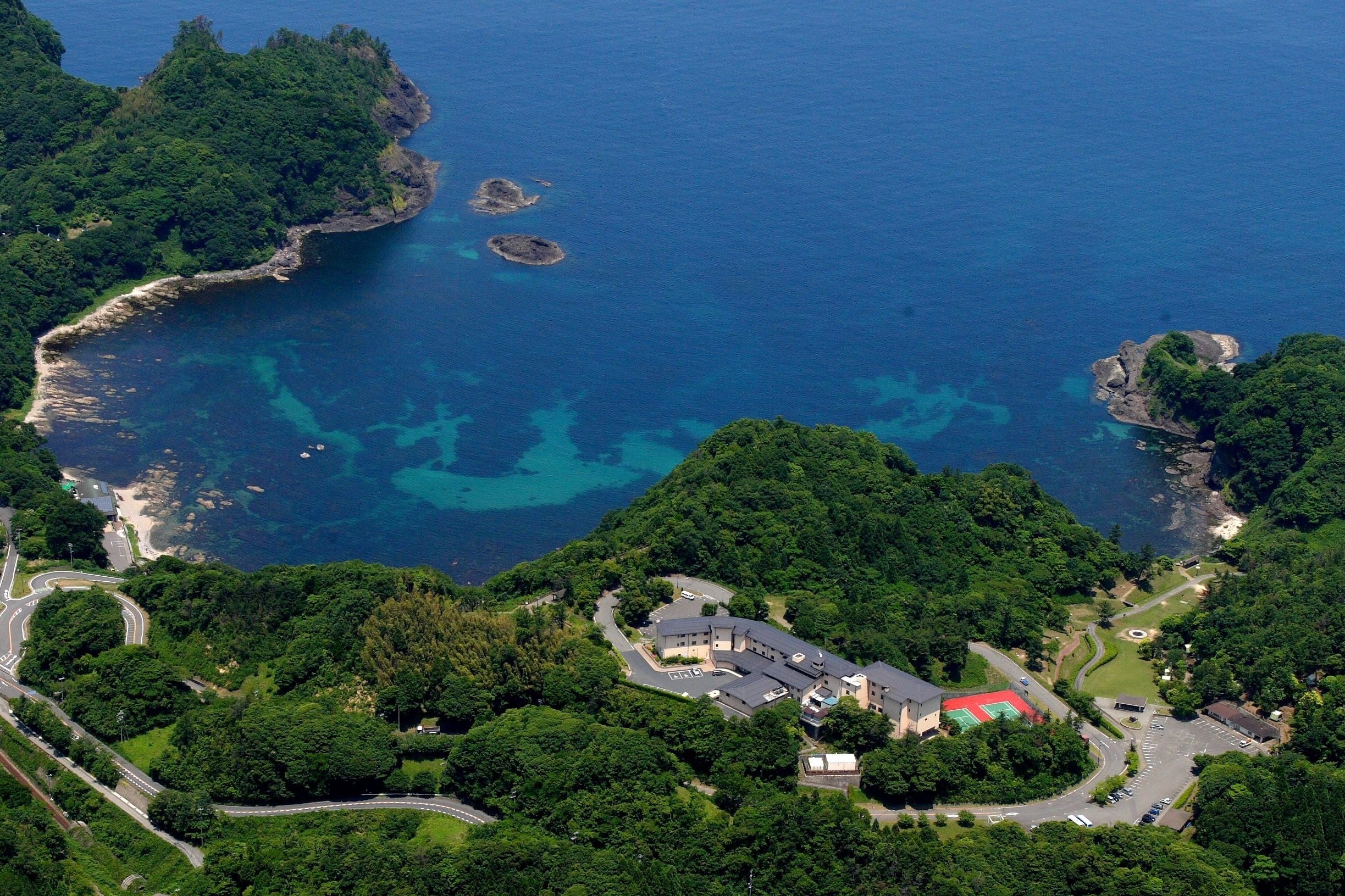 入江を見下ろす小高い丘に建つ休暇村竹野海岸