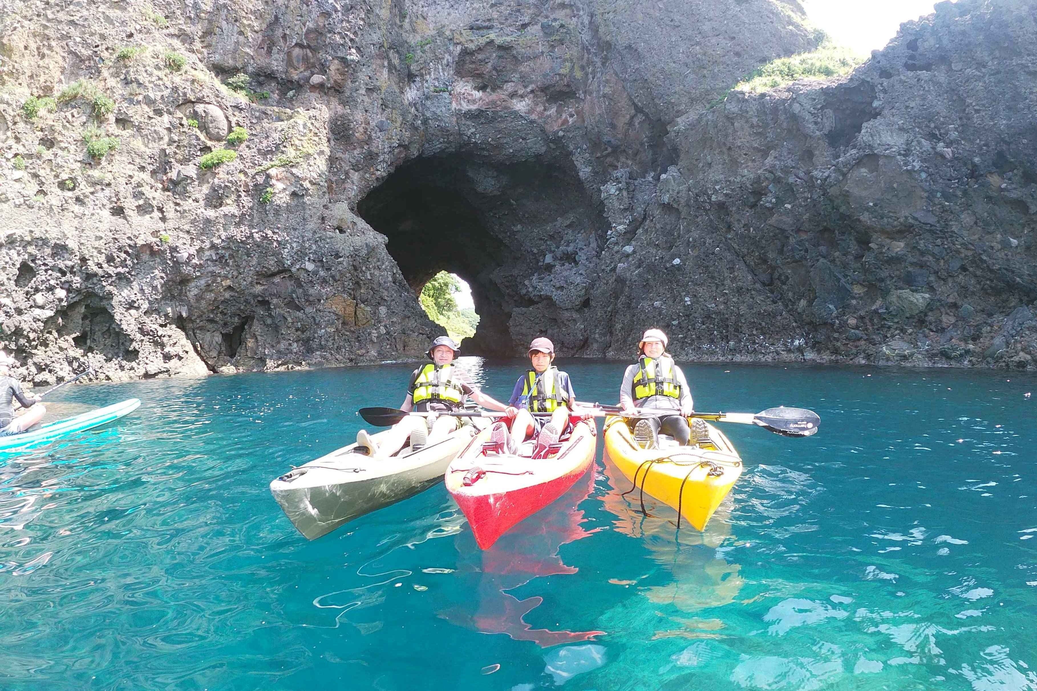 「竹野ブルー」と呼ばれる透明度の高い海で、元気で明るいガイドがカヌーの基本操作を丁寧に教えてくれます