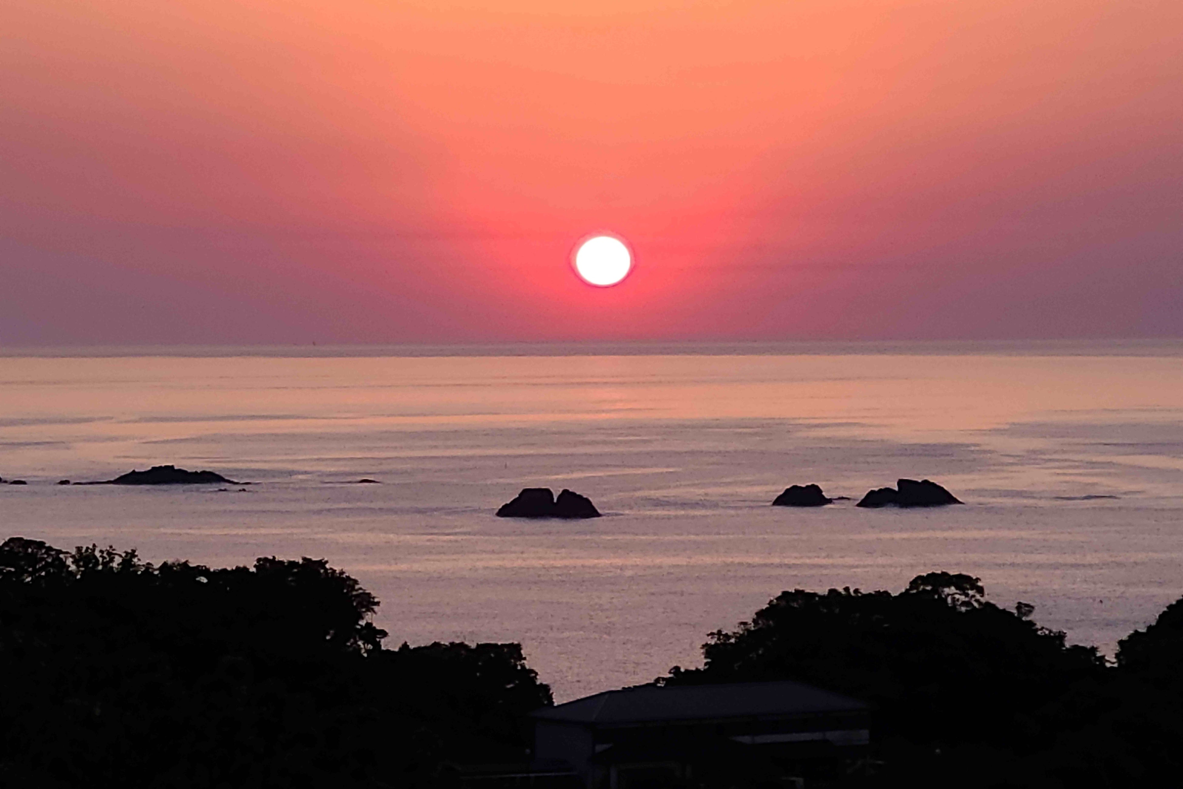 5月初旬から８月中旬まで、ホテルの展望台から美しい夕日をご覧いただけます