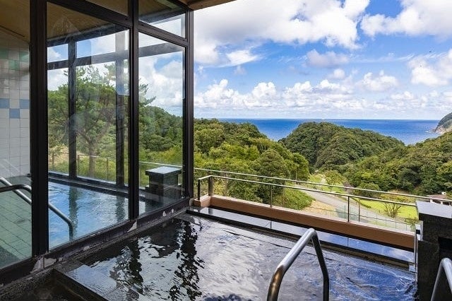 美しい入り江と幻想的な漁火を望む自家源泉の天然温泉