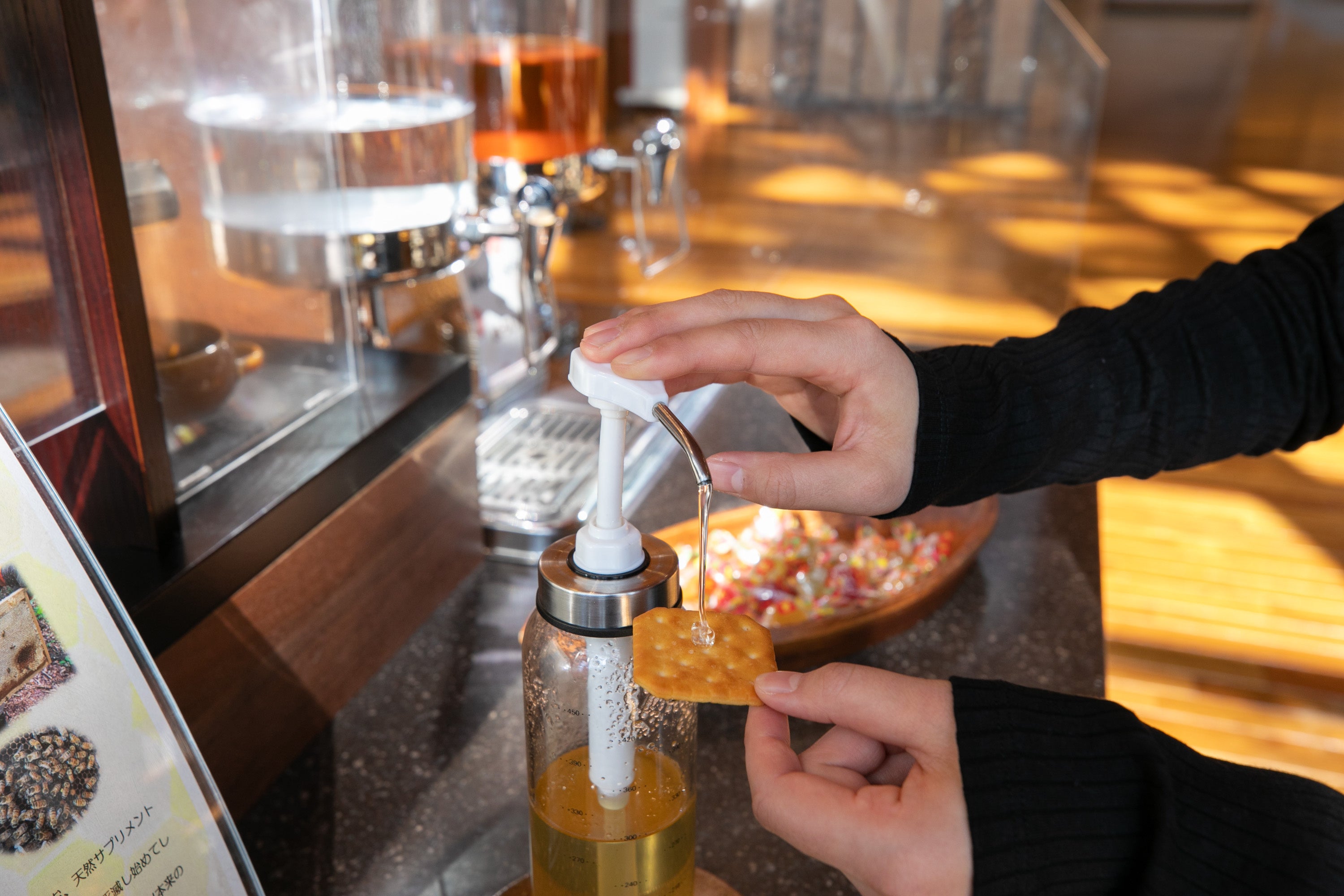 暖炉ラウンジで提供している生ハチミツ