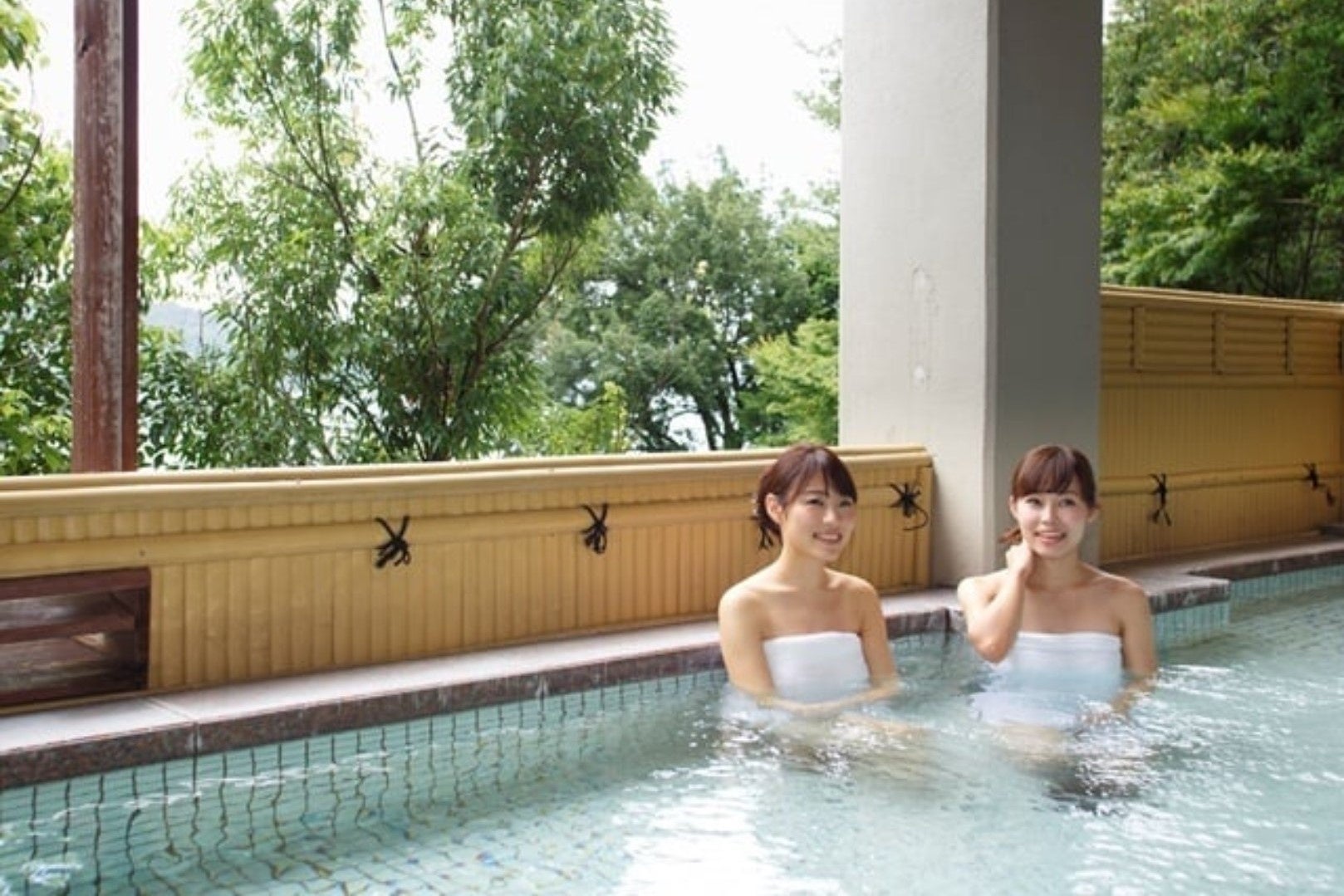 東館の露天風呂からは、琵琶湖に浮かぶ沖島・比良山系がご覧いただけます