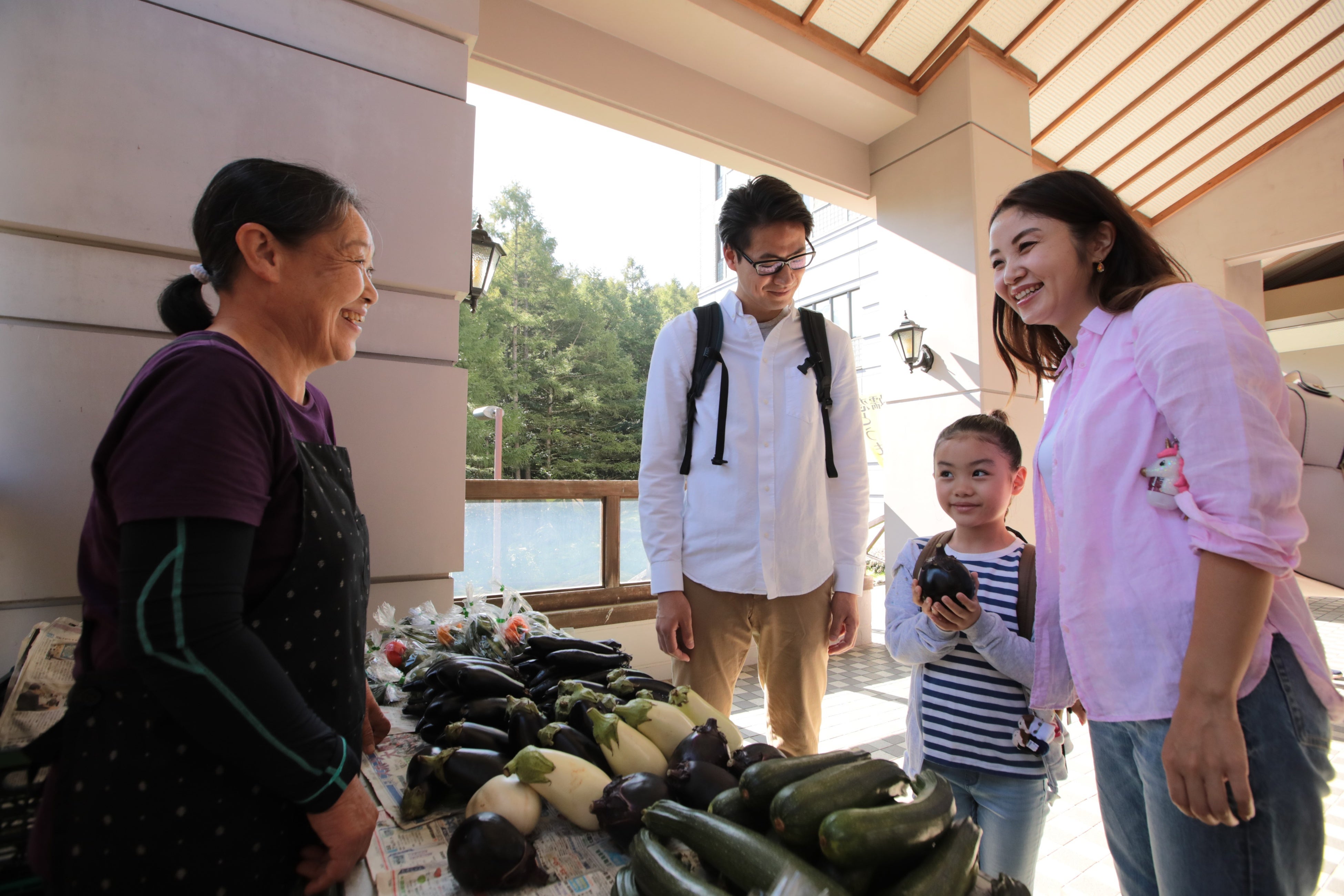 嬬恋高原キャベツをはじめ、トマト、ナス、ズッキーニ、ブルーベリー等の朝採れ高原野菜が並ぶ