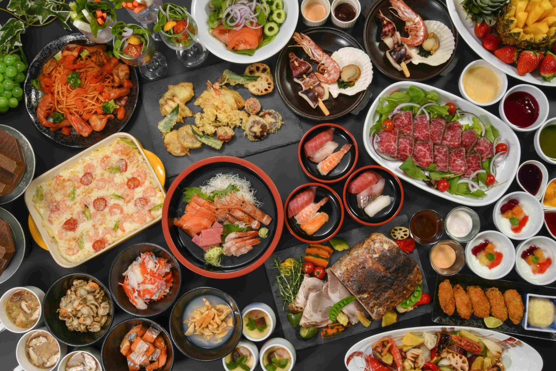 三陸の海の幸が並ぶ夕食のビュッフェ