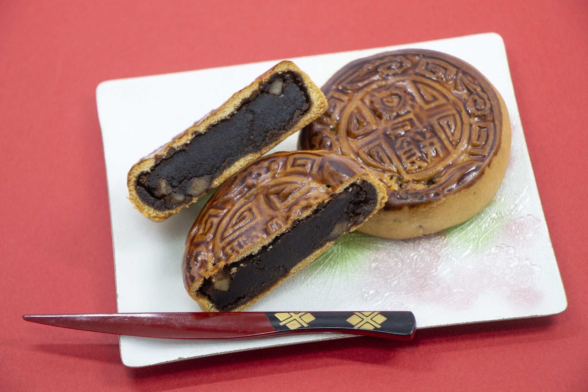 中国の中秋節には、満月に見立てた円 形の月餅（げっぺい）を食べ家庭円満を祈ります　サクッとした皮となめらかな餡が美味です（画像はイメージ）