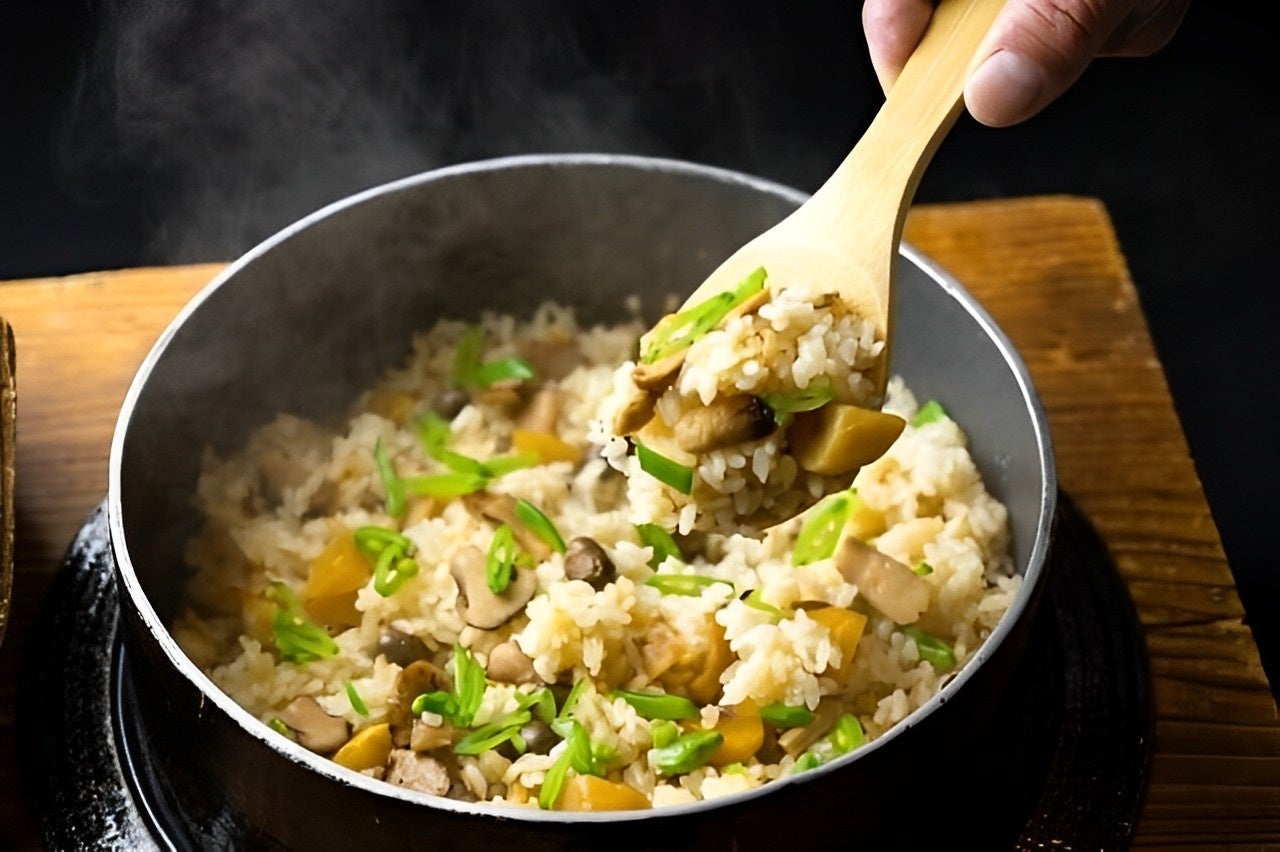 松茸の香りが染み込んだお米と芳醇な松茸の風味、歯ごたえが口の中に広が る上品な味わいです