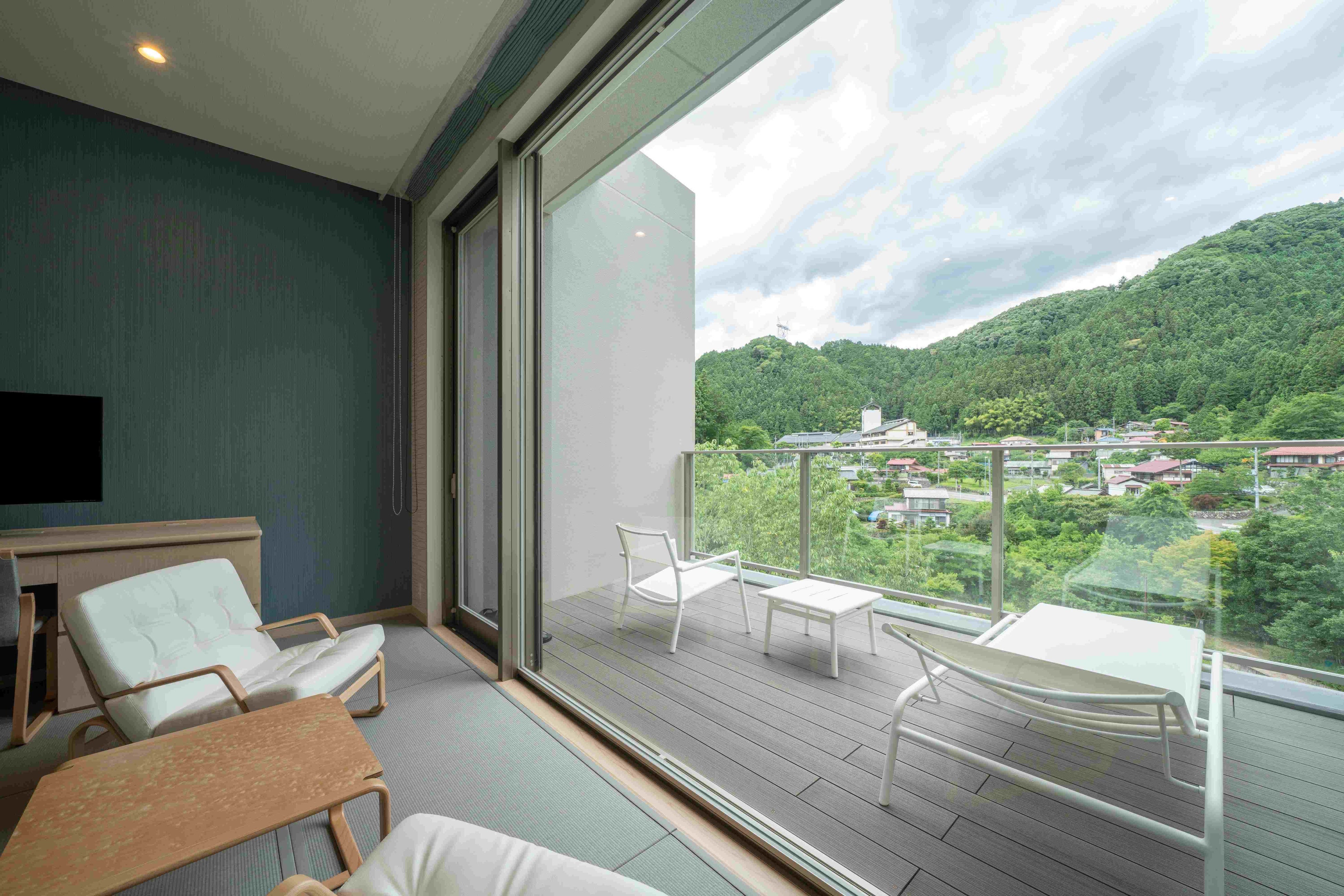 移り変わる空の色や風の音を感じられるバルコニー付きの客室