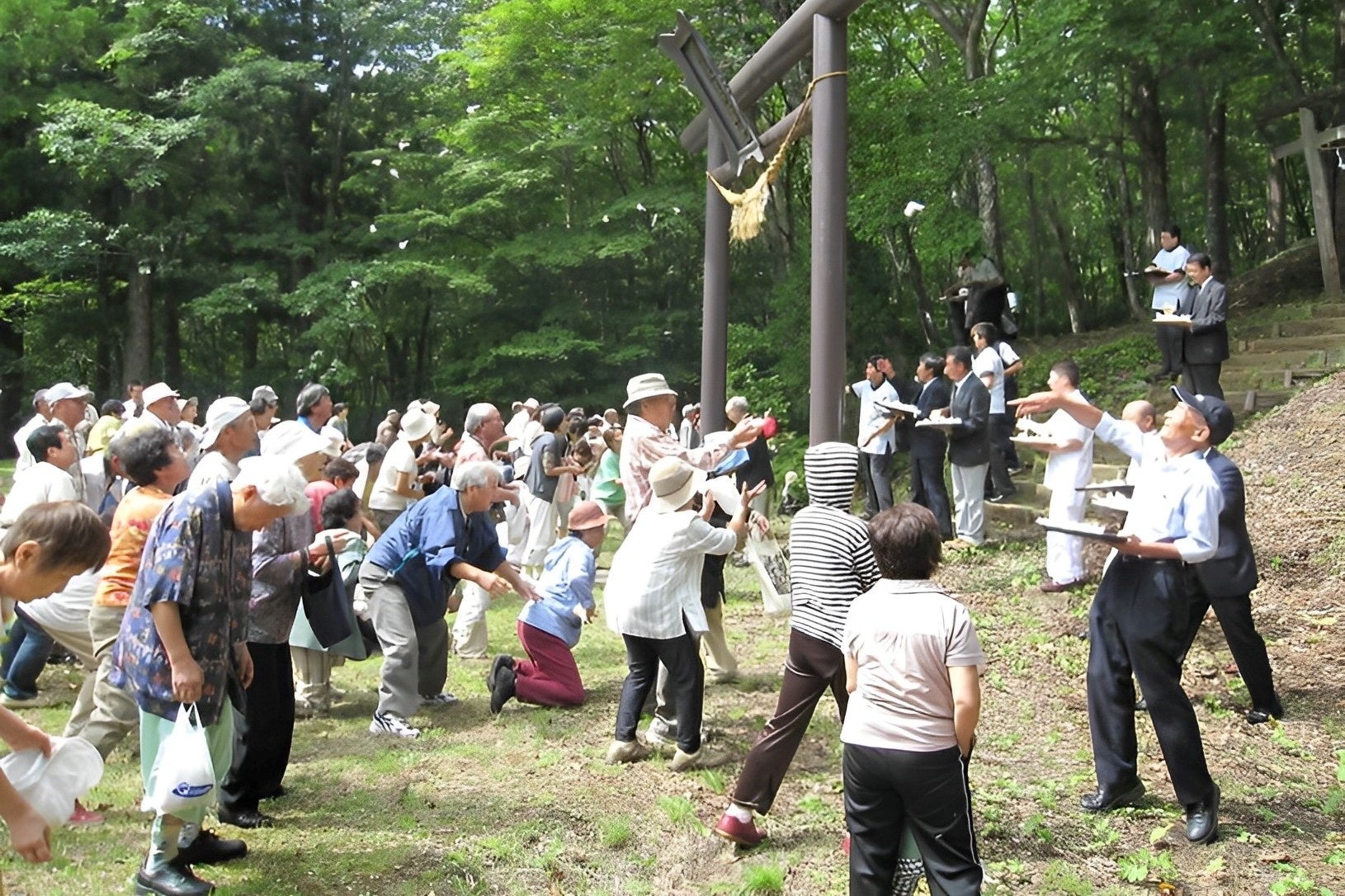 今年は1,000個の紅白のお餅をまきます
