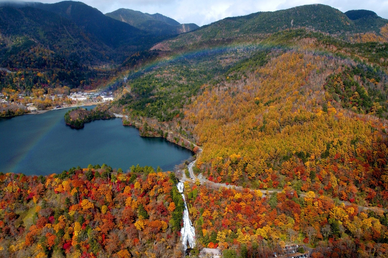 中禅寺湖の水が、高さ９７メートルを一気に落下する壮大な「華厳の滝」は、周辺の木々の色付く美しさを眺めながら楽しめます