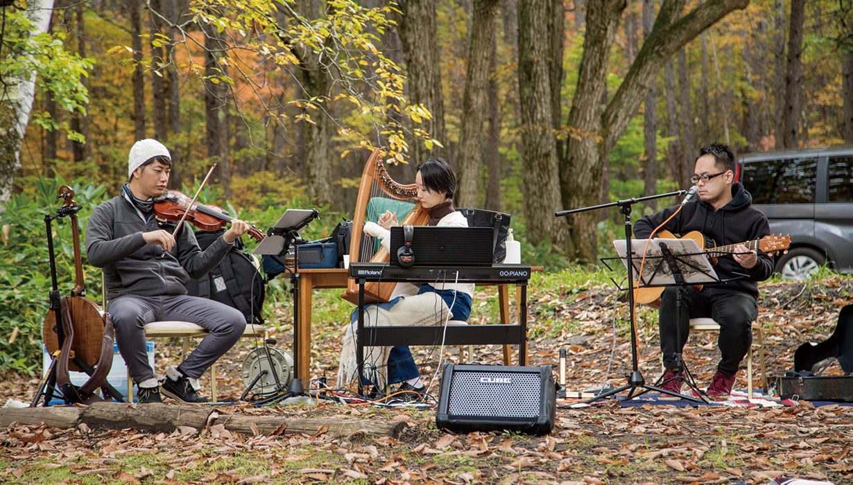 会場では生演奏も行われる