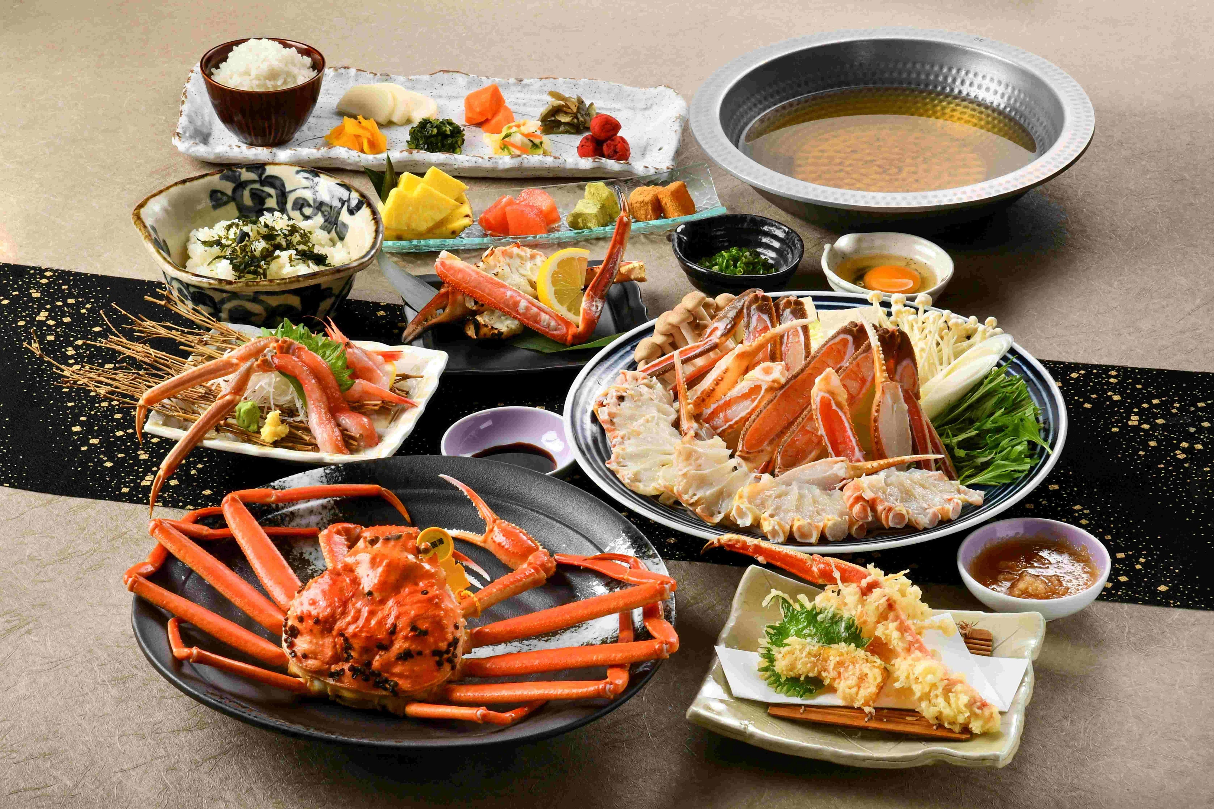 「かに尽くしコース」は休暇村越前三国の冬の人気№１の料理コースです