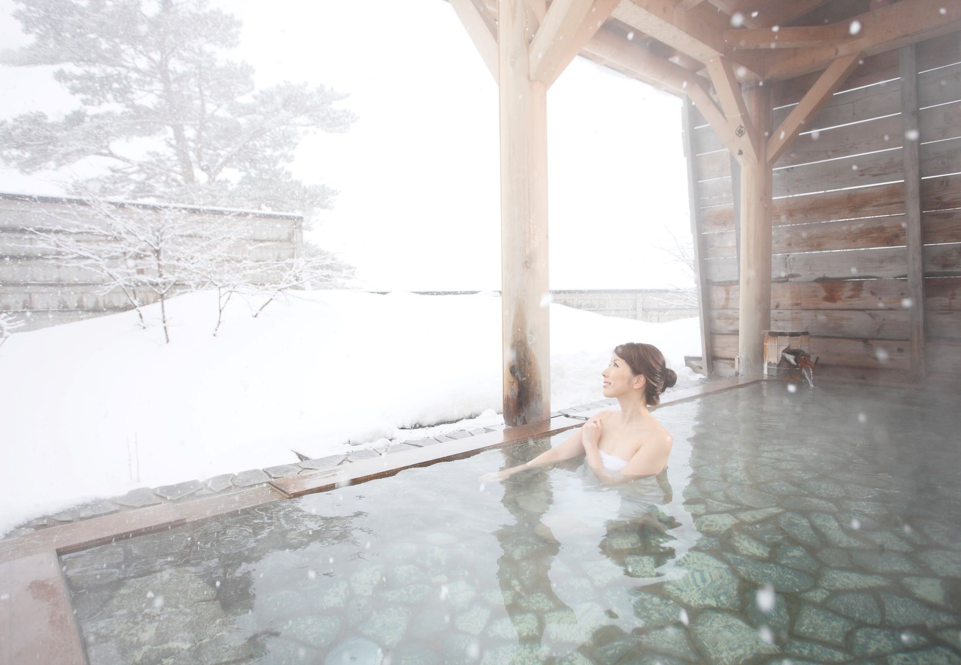 網張温泉の露天風呂では風情ある「雪見風呂」が愉しめます