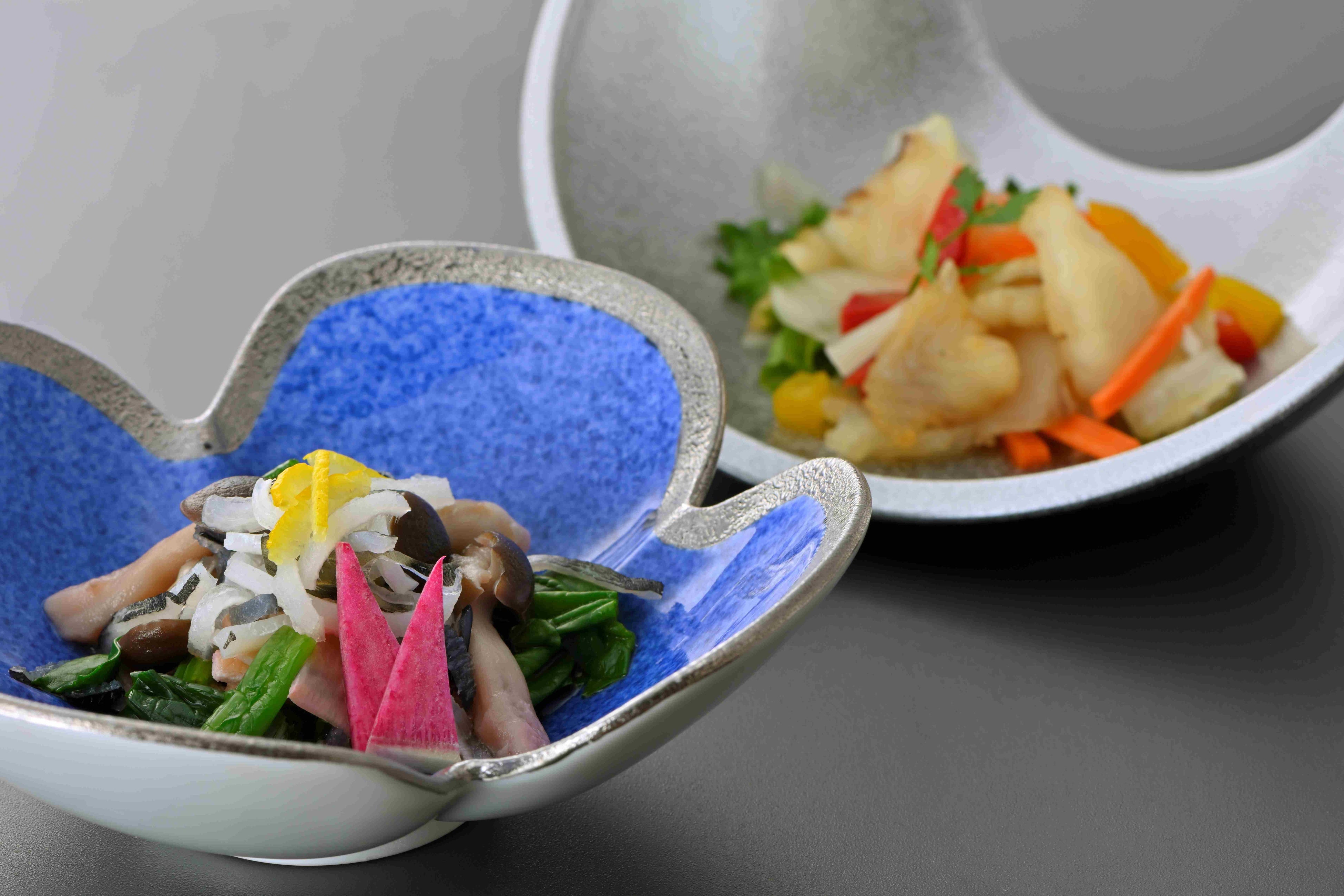 先付には身皮の南蛮漬けと、鉄皮と冬野菜のお浸し柚子風味をご用意しました