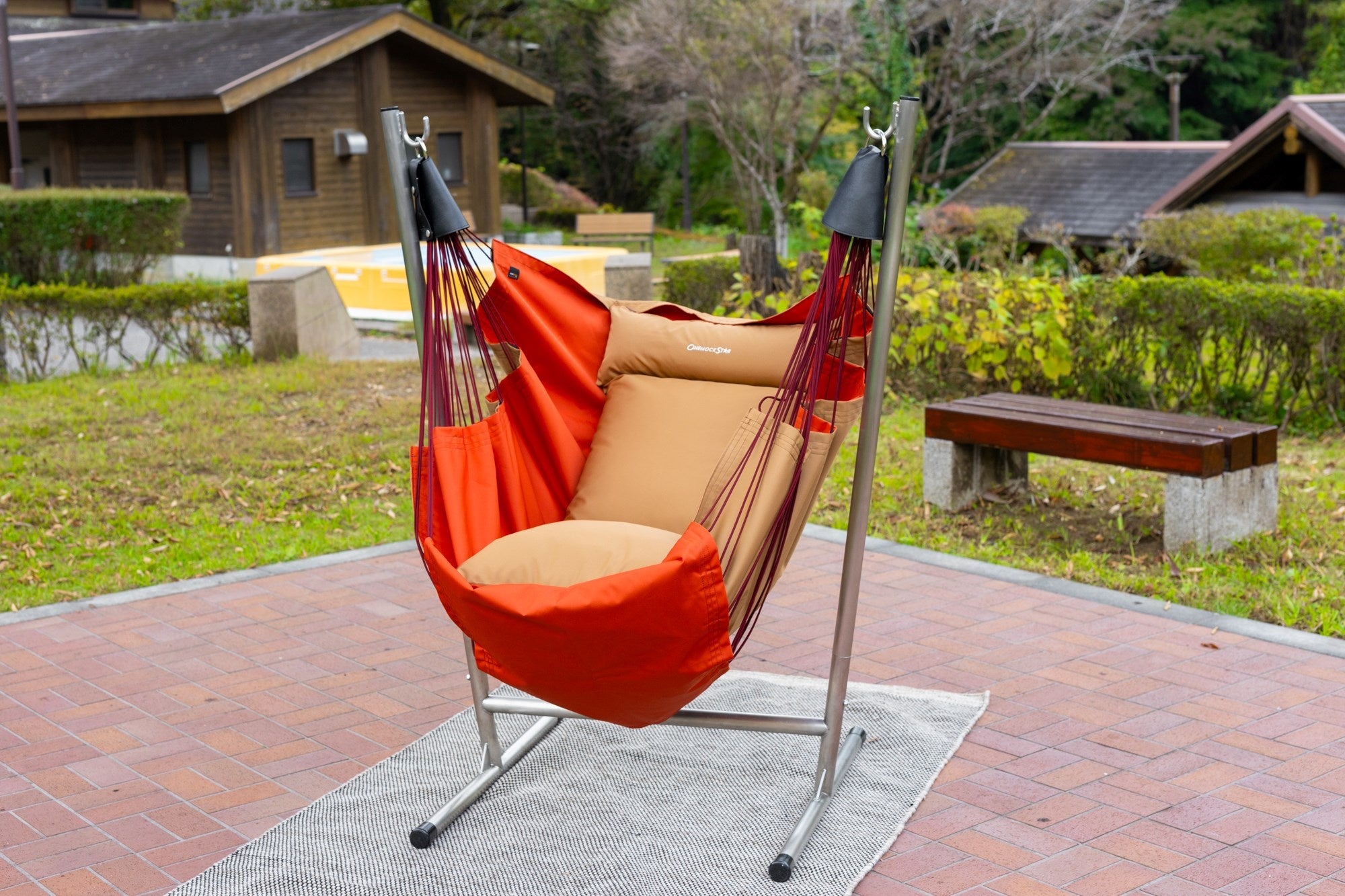一人掛けソファにハンモックの穏やかな揺れをプラスした「ワンモック」はリラクゼーションタイムにピッタリです