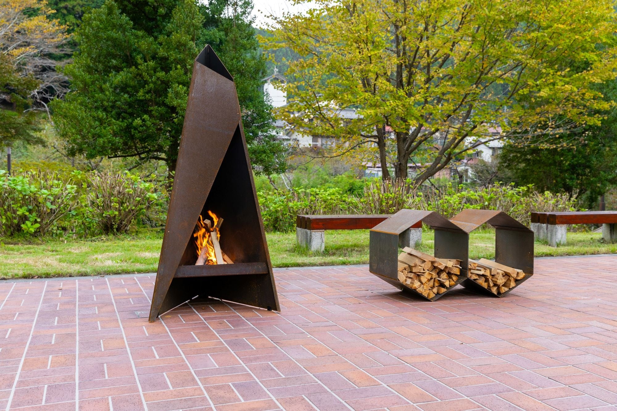 錆びた鉄の味わいを楽しむガーデンストーブはアートオブジェのようです