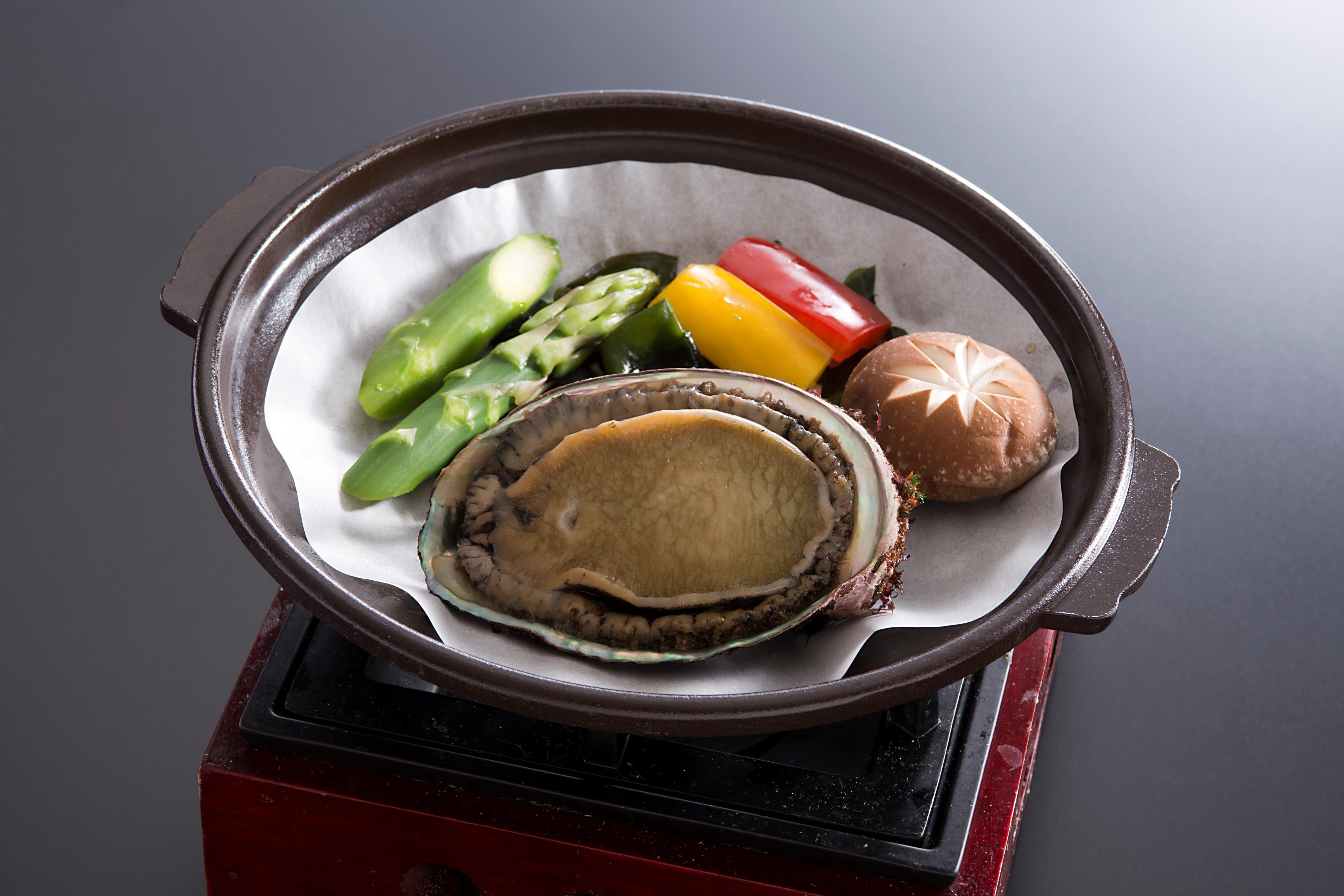 三陸の昆布やわかめを食べて育った肉厚のアワビ　陶板で炙ると旨味がギュッと凝縮され 濃厚なアワビ本来の上品な甘さが口の中に広がります