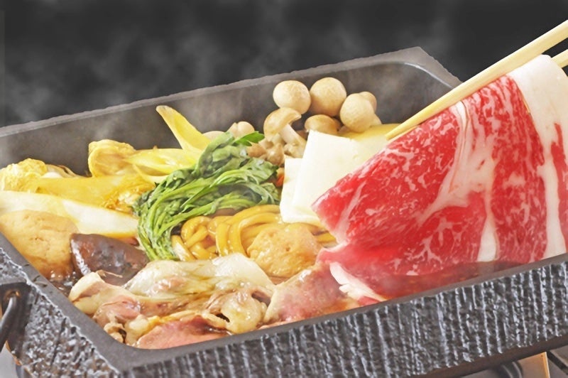 「南部鉄器で食す 小岩井牛リブロースのすき焼き鍋コース 6,000円/1名」 小岩井冬の風物詩 かまくらの中で食事を楽しみます