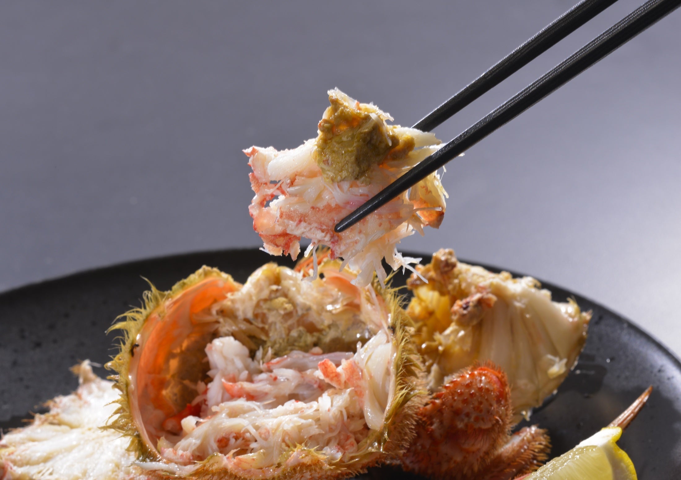 ホクホクしたほぐし身を濃厚なミソにつけていただきます