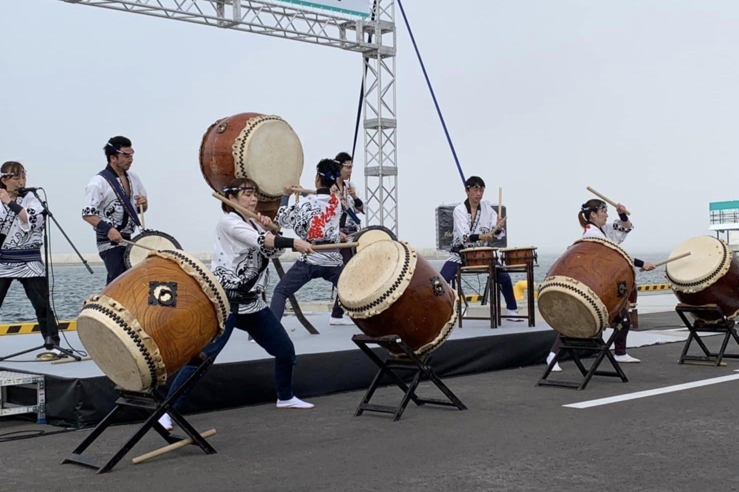 1973年、宮古を活気づけたいと魚菜市場の青年部が立ち上げました。太鼓を通じて宮古の海をアピールし、元気と活気のある演奏を届けています