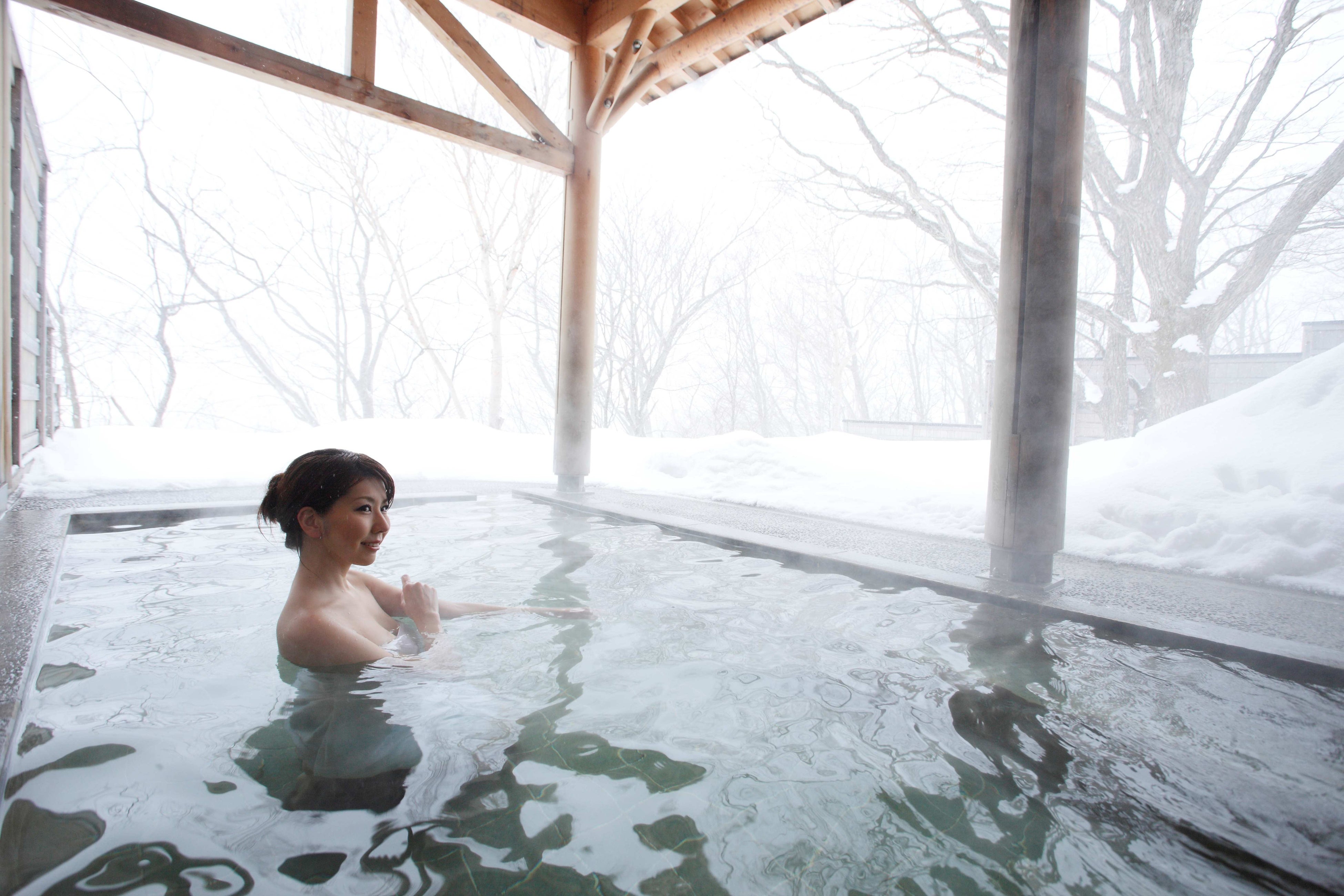 雫石の田園風景を一望できる網張温泉館「薬師の湯」の雪見露天