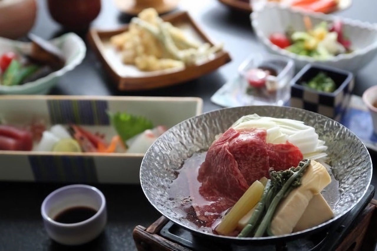 「鳥取和牛」と「山菜」をあっさりスープでお召し上がりいただく鍋をご用意しました