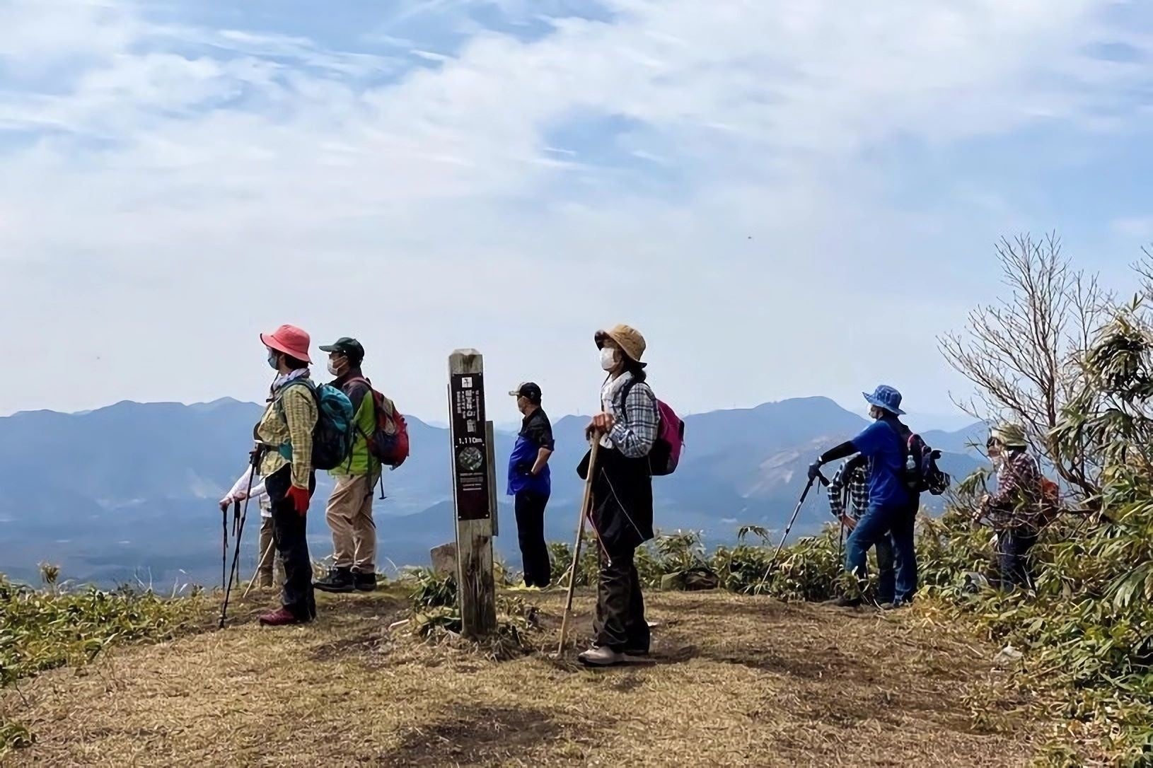 擬宝珠山の山頂からは岡山側の蒜山高原、皆ケ山、上蒜山などが良く見えます