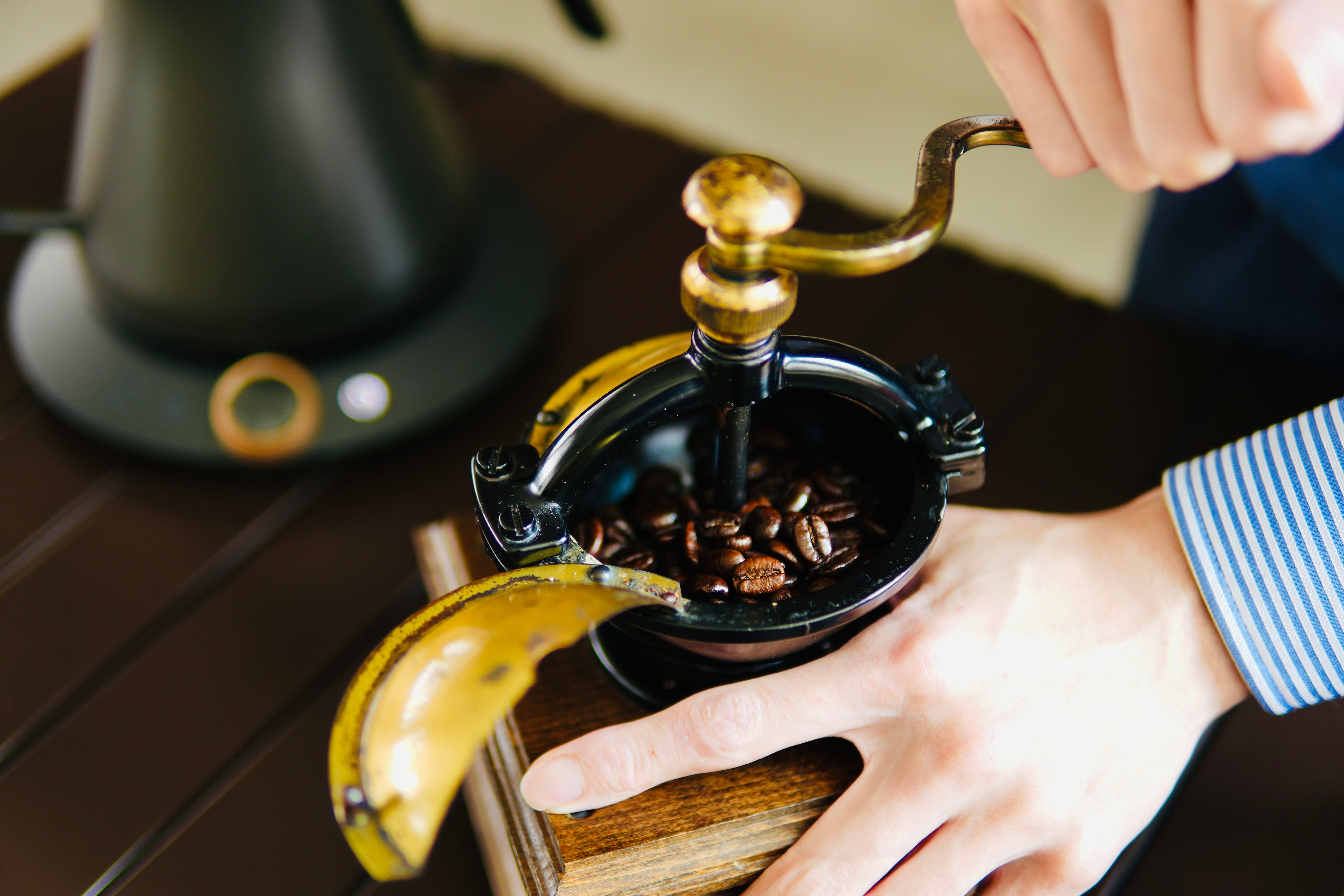 挽きたてのコーヒー豆の香りが漂います