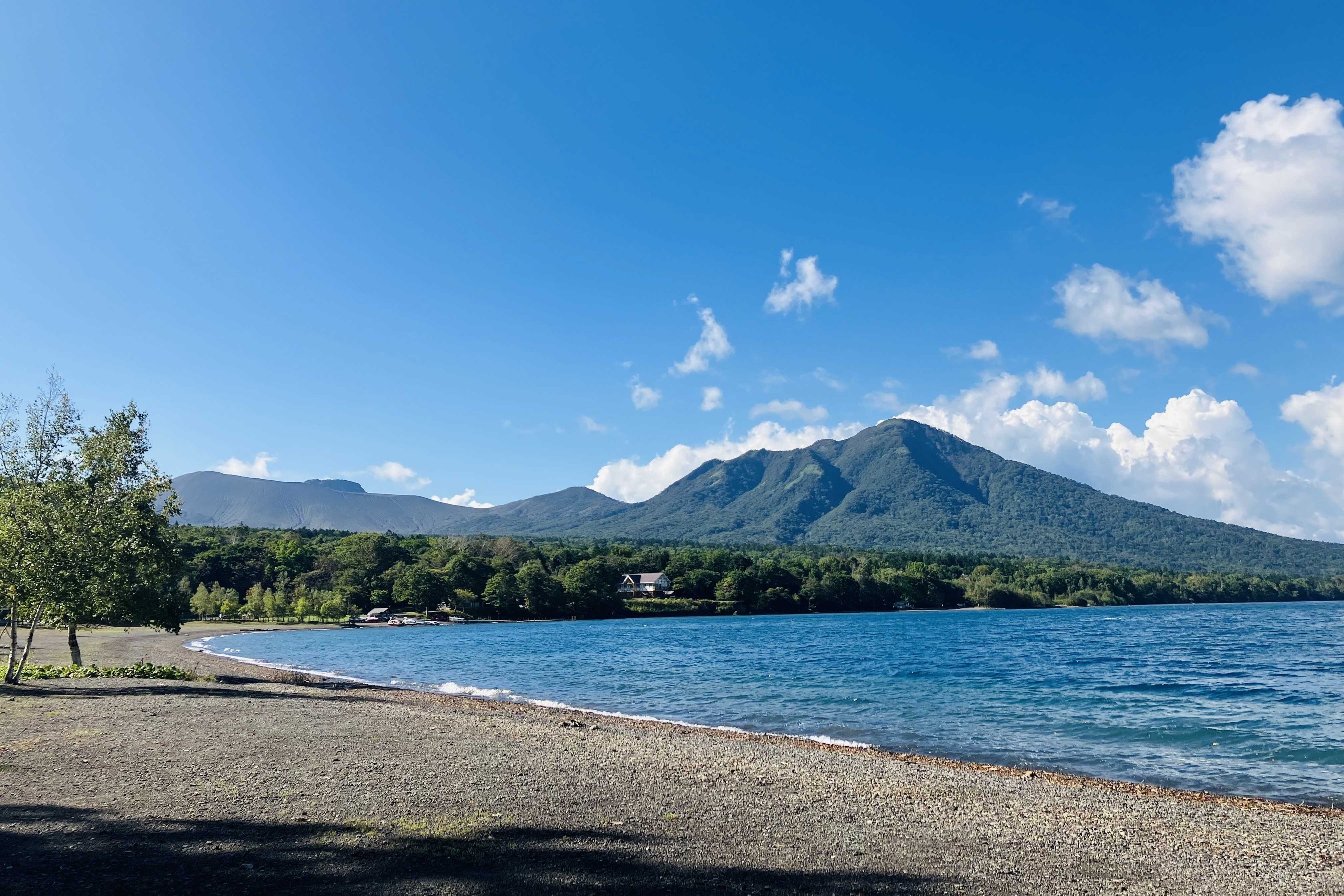 支笏湖は透明度が高いので湖水との距離が近く感じられます