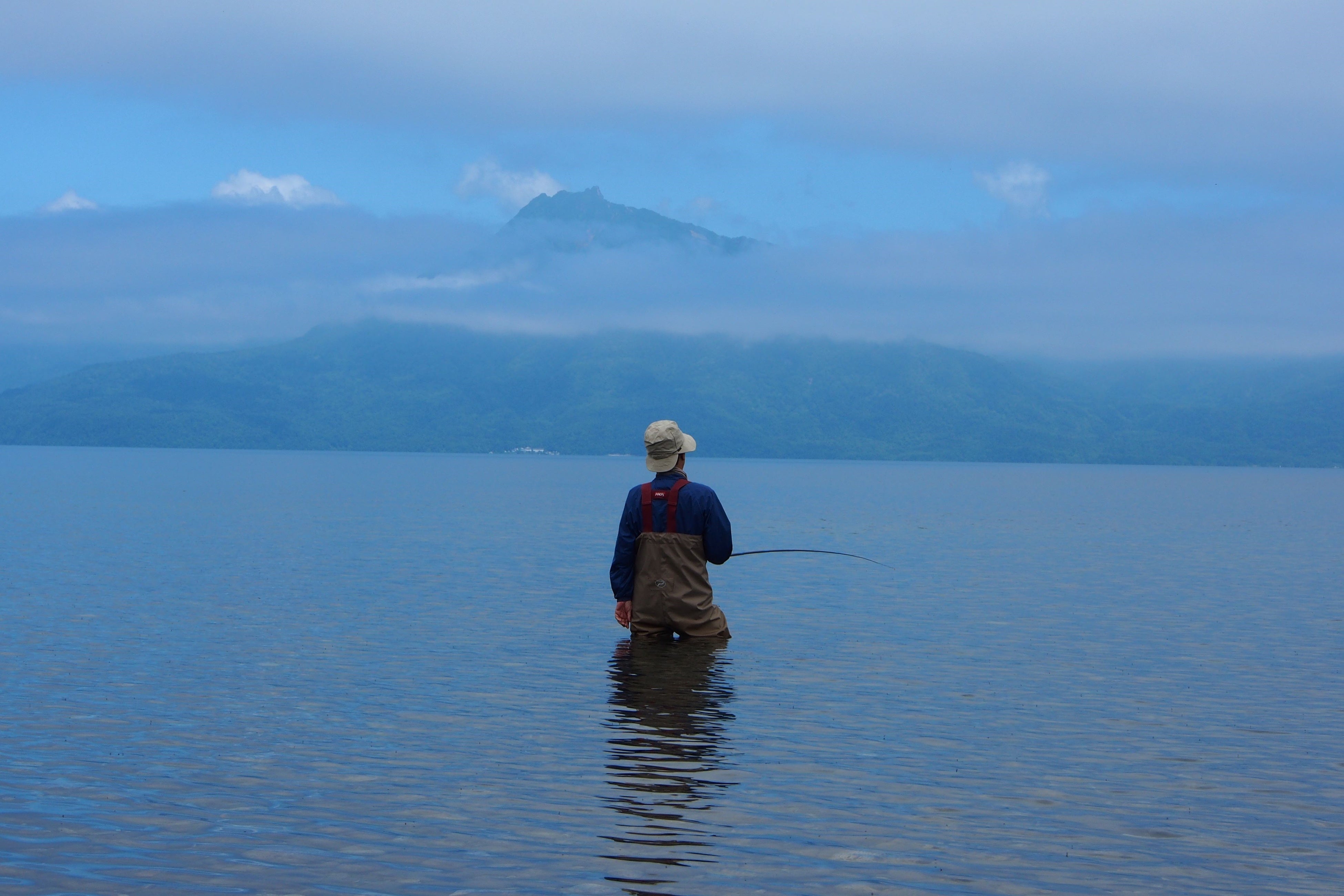 支笏湖に面したキャンプ場で、正面には恵庭岳、側面には風不死岳、樽前山を望み、樽前山の溶岩ドームも見ることができます