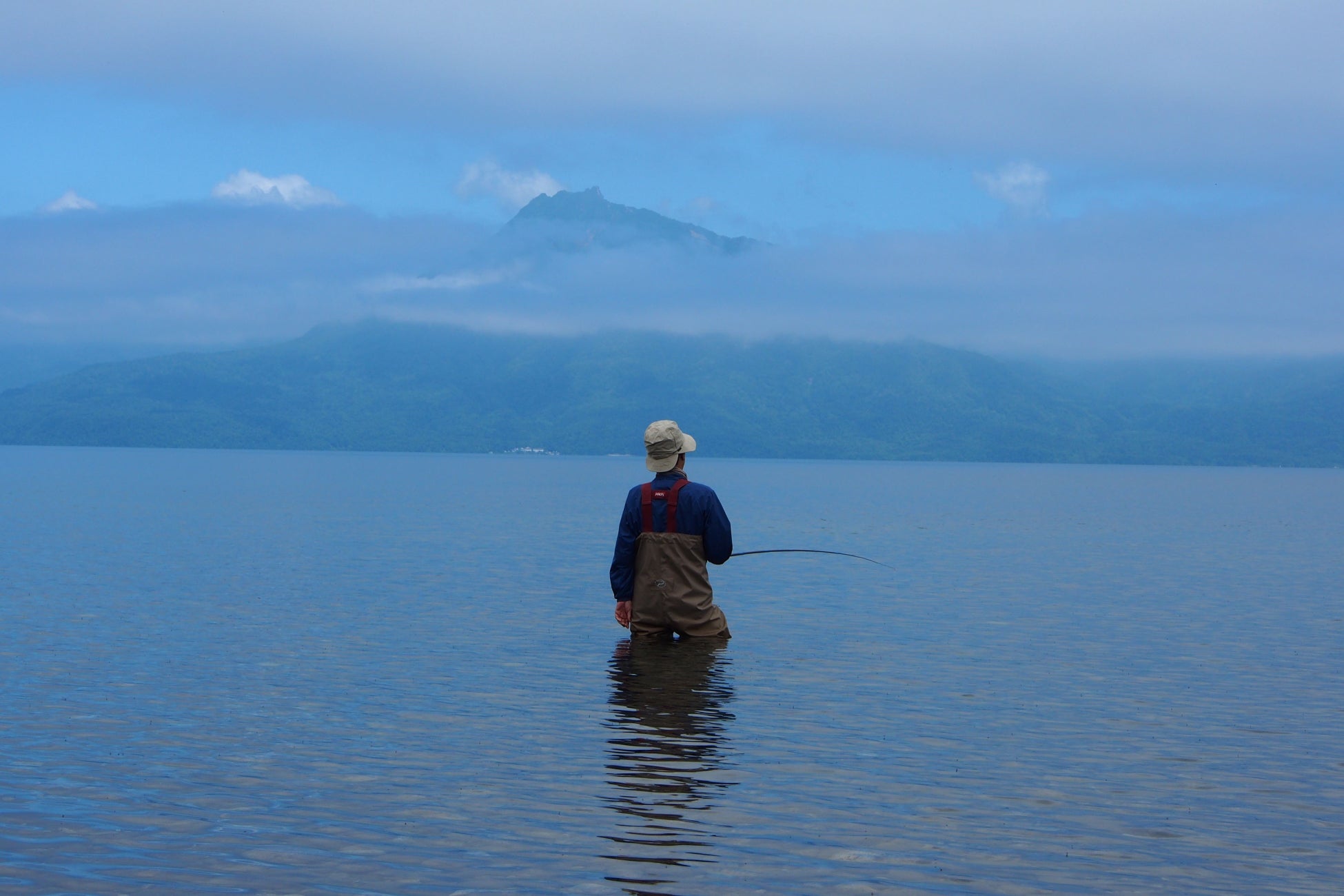 支笏湖に面したキャンプ場で、正面には恵庭岳、側面には風不死岳、樽前山を望み、樽前山の溶岩ドームも見ることができます