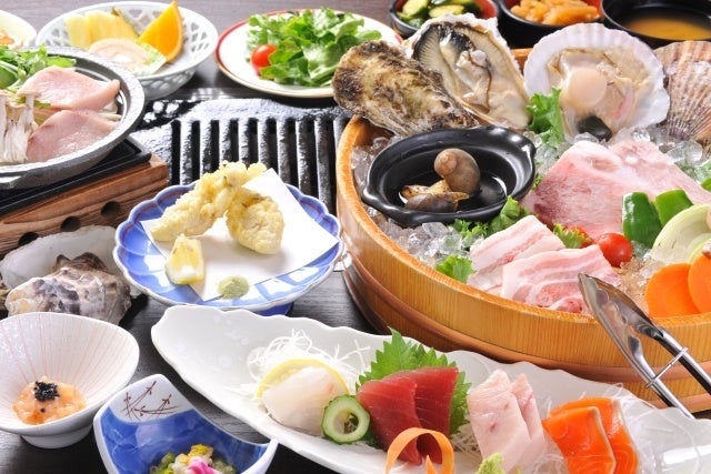 「気仙沼海鮮浜焼き会席」は、帆立、牡蠣、メカジキなどの旬の魚介類を、無煙ロースターで焼きながら お召し上がりいただく会席です