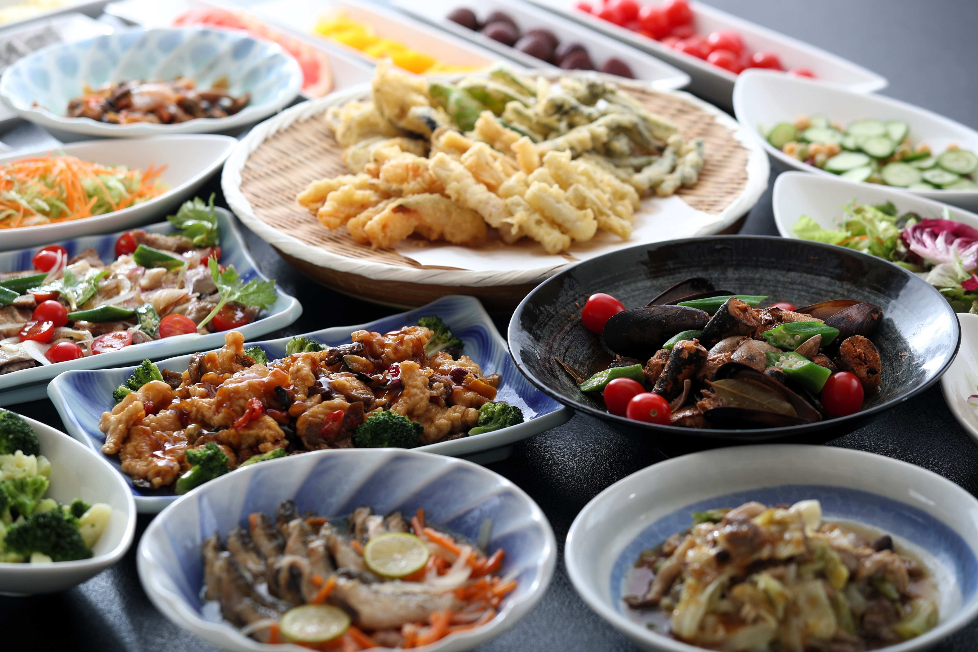 料理長厳選の手作り料理が40種以上並びます！！