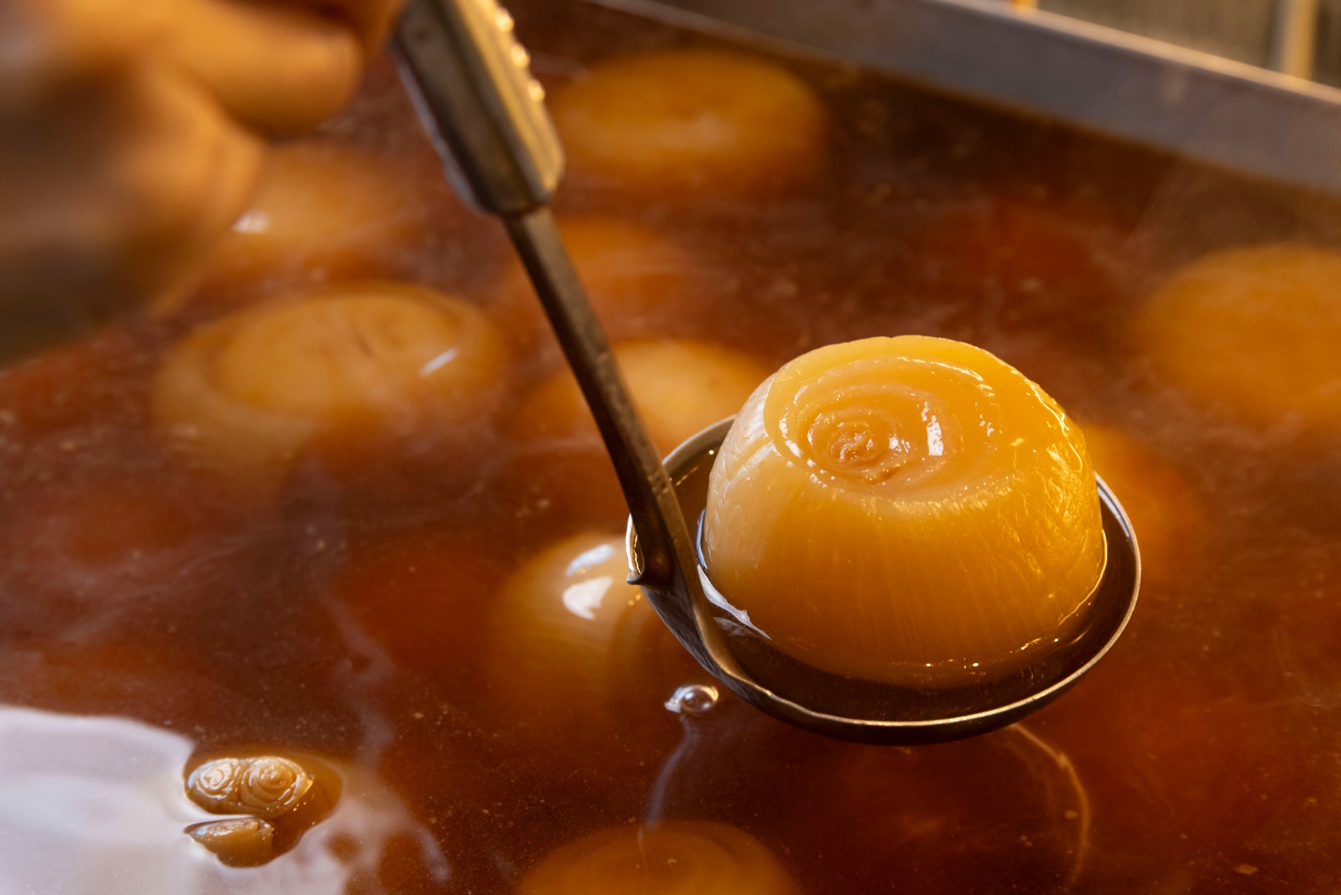 看板メニュー「淡路島玉ねぎ 丸玉煮」