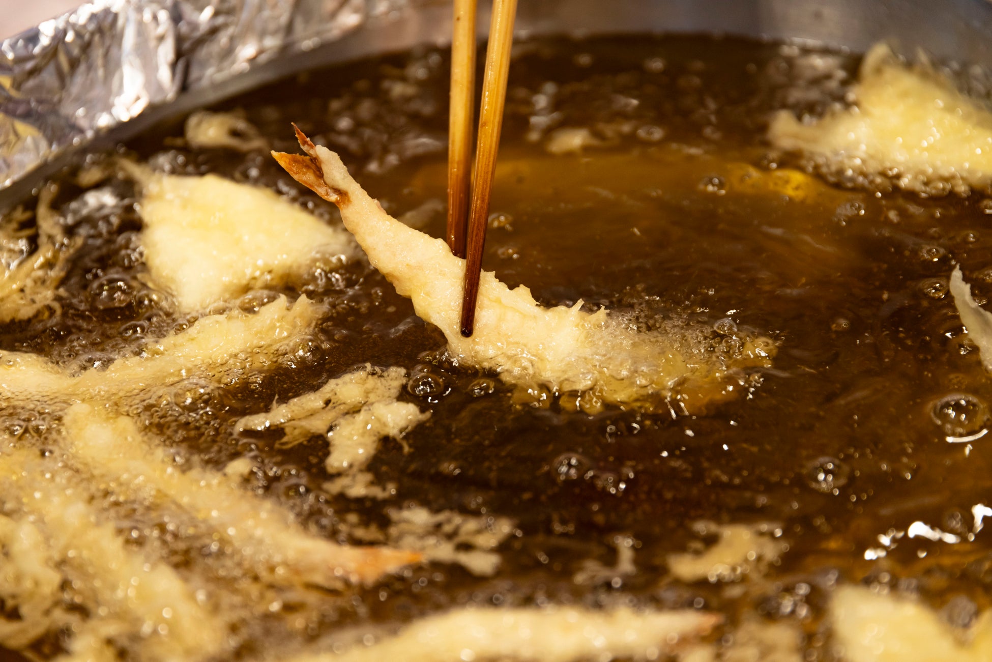 オープンキッチンでは出来立て料理をご用意します