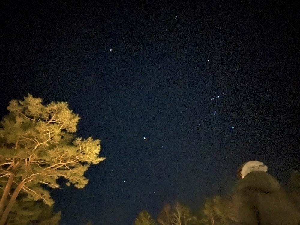 満天の星を背景に記念撮影