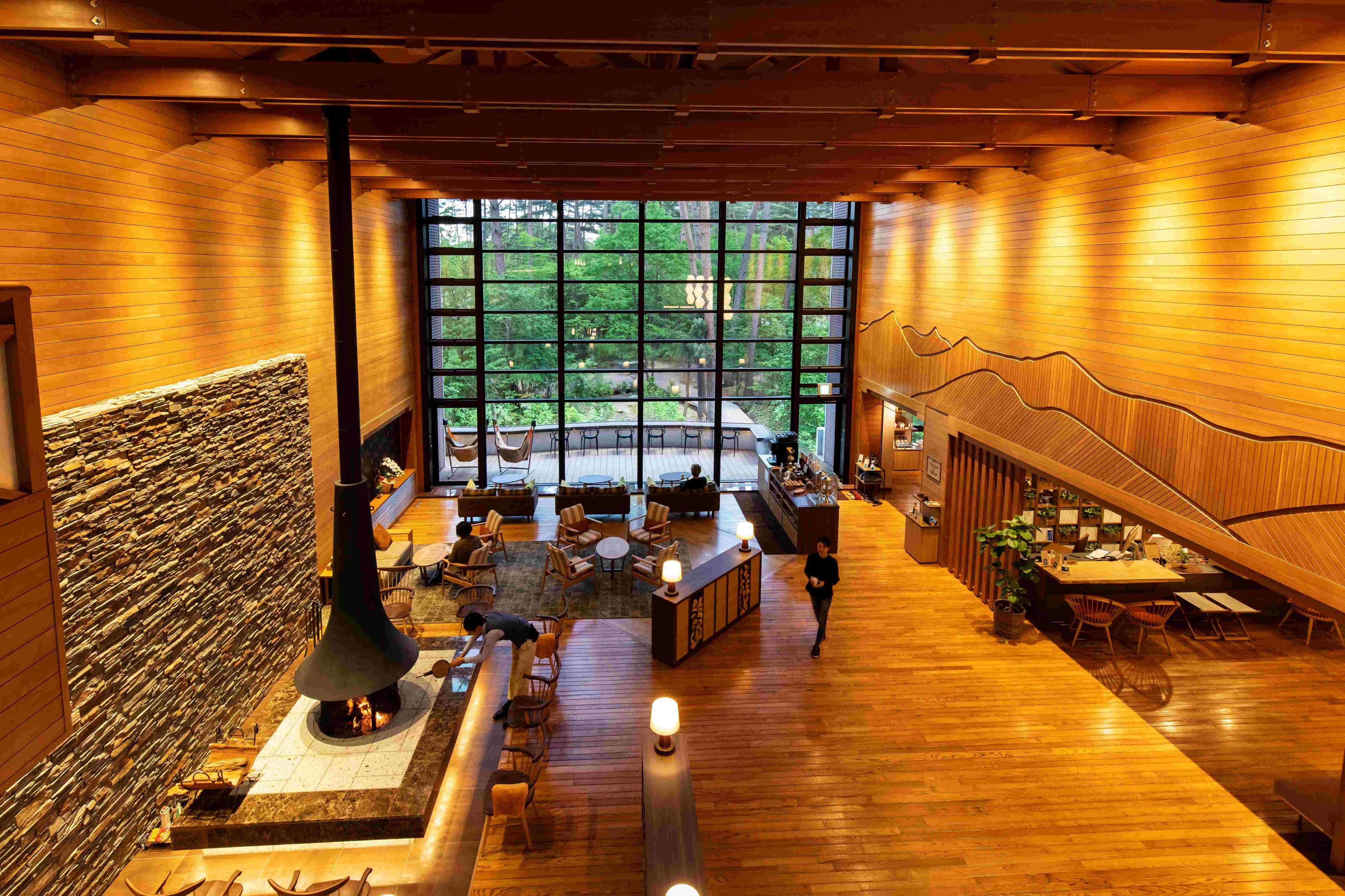 エントランスを入ると丁度正面にある暖炉ラウンジ　炎を眺めながら、ゆったりとした時間をお過ごしください