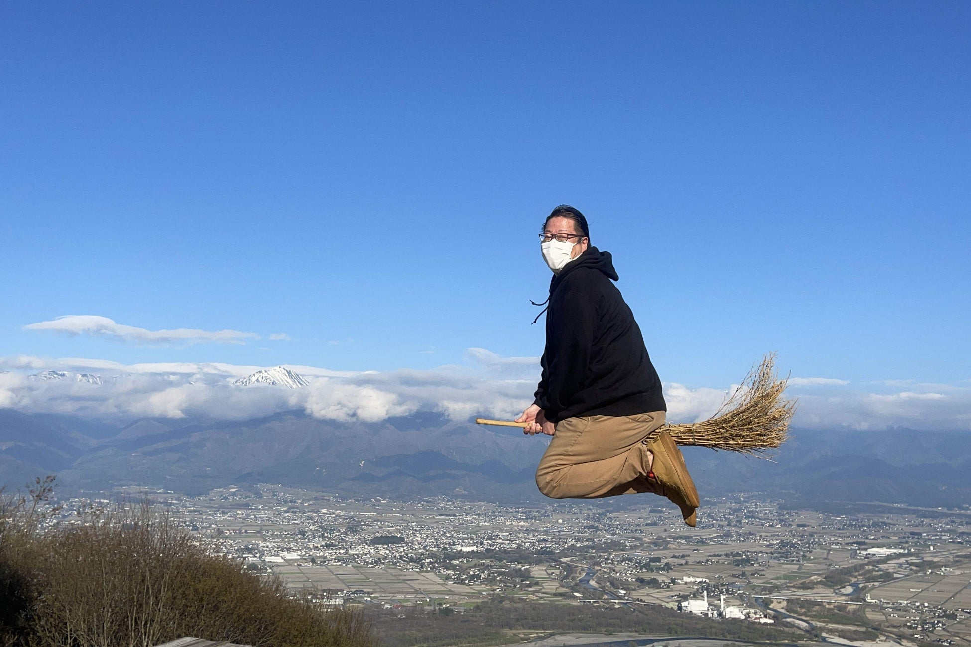 すがすがしい朝のきれいな空気は 思わず飛びたくなるらしく、竹ぼうきの貸し出しもあります