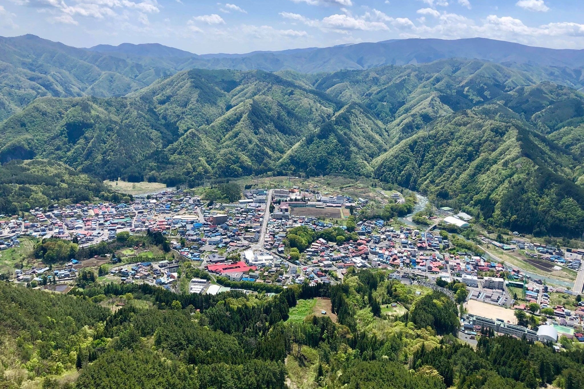 岩泉町の宇霊羅山（うれいらさん）の展望台からは、中心街が直下に一望でき、町がハートの形に見えます