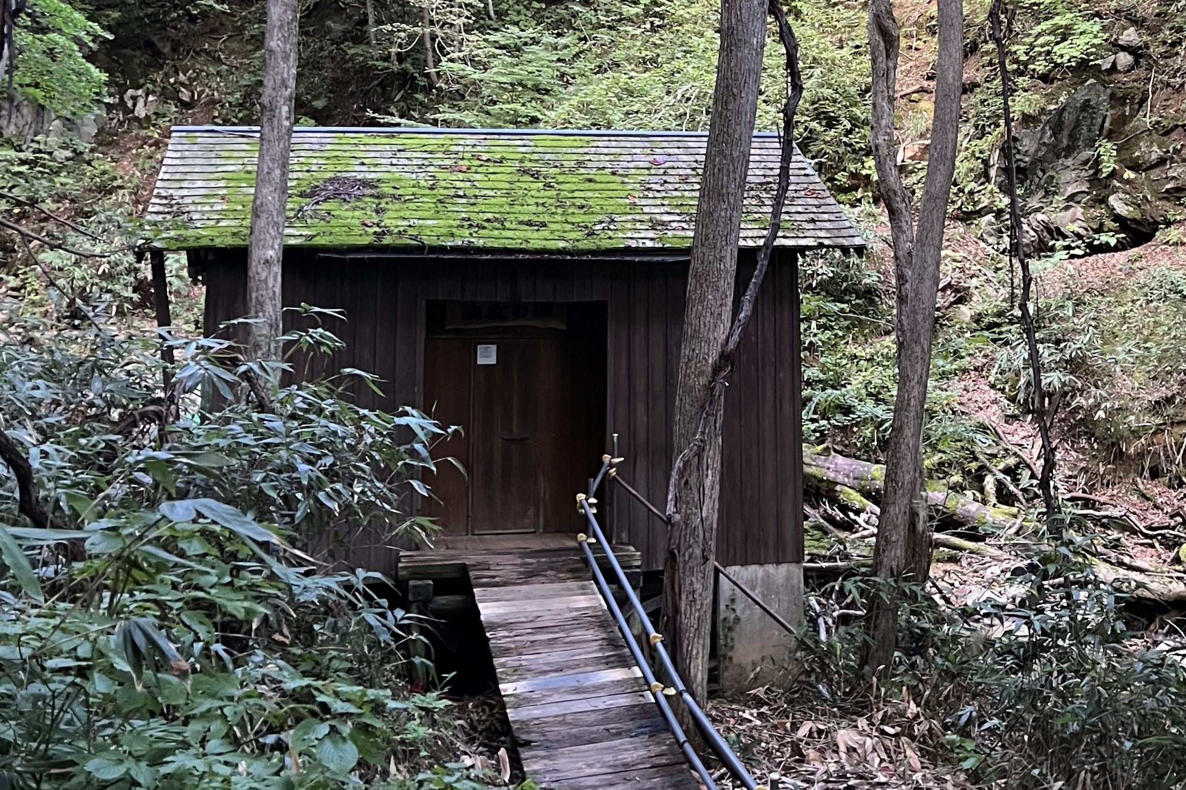 男女に仕切られた脱衣小屋を出ると、 手作りの岩風呂が現れます