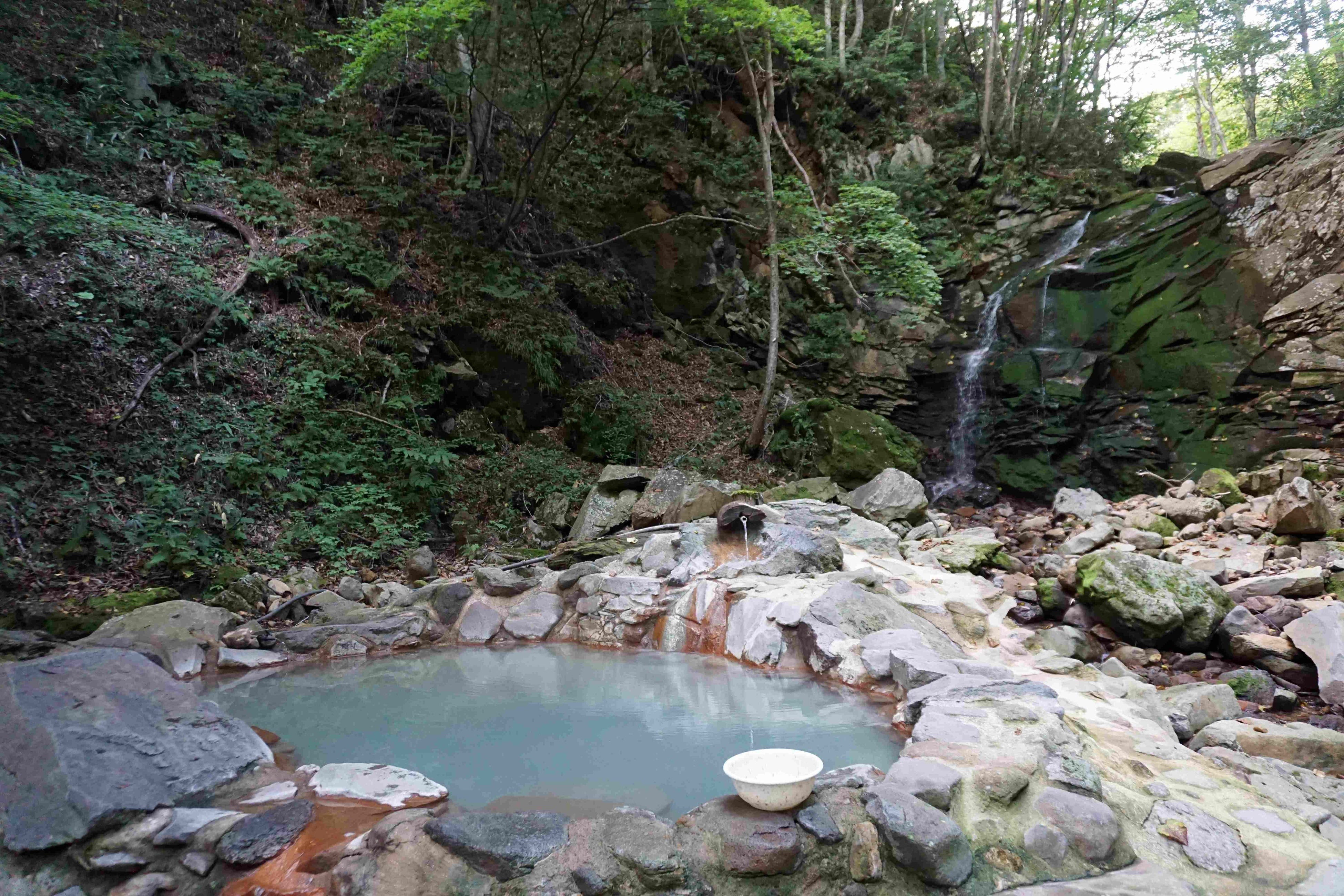 新緑や紅葉など、誰もが楽しめる混浴野天風呂です