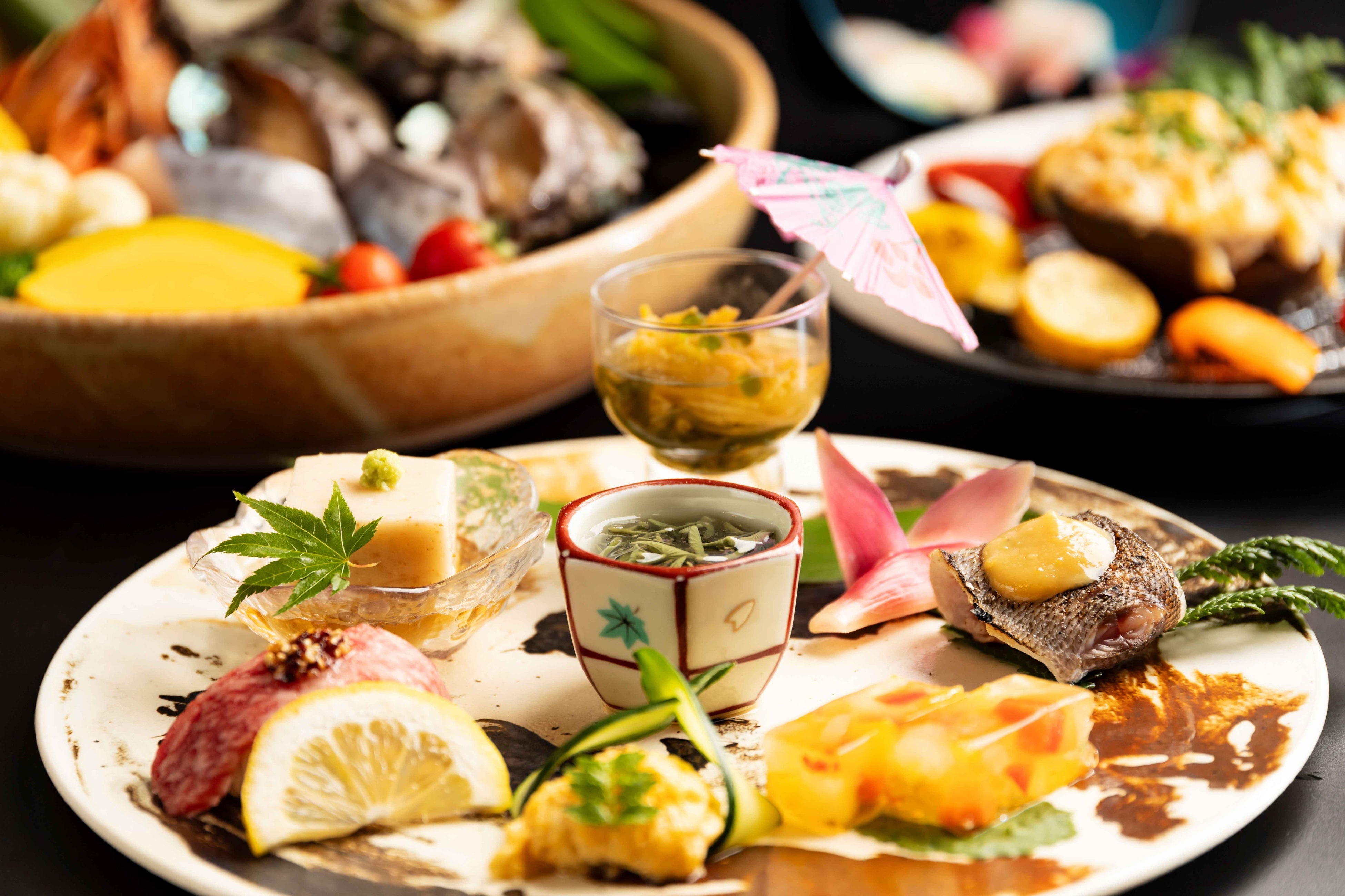 夏のプレミアム会席（平日2名1室利用1名様20,650円税込～）　見た目にも涼やかで品数も豊富な前菜は、料理人が腕を振るった一品です