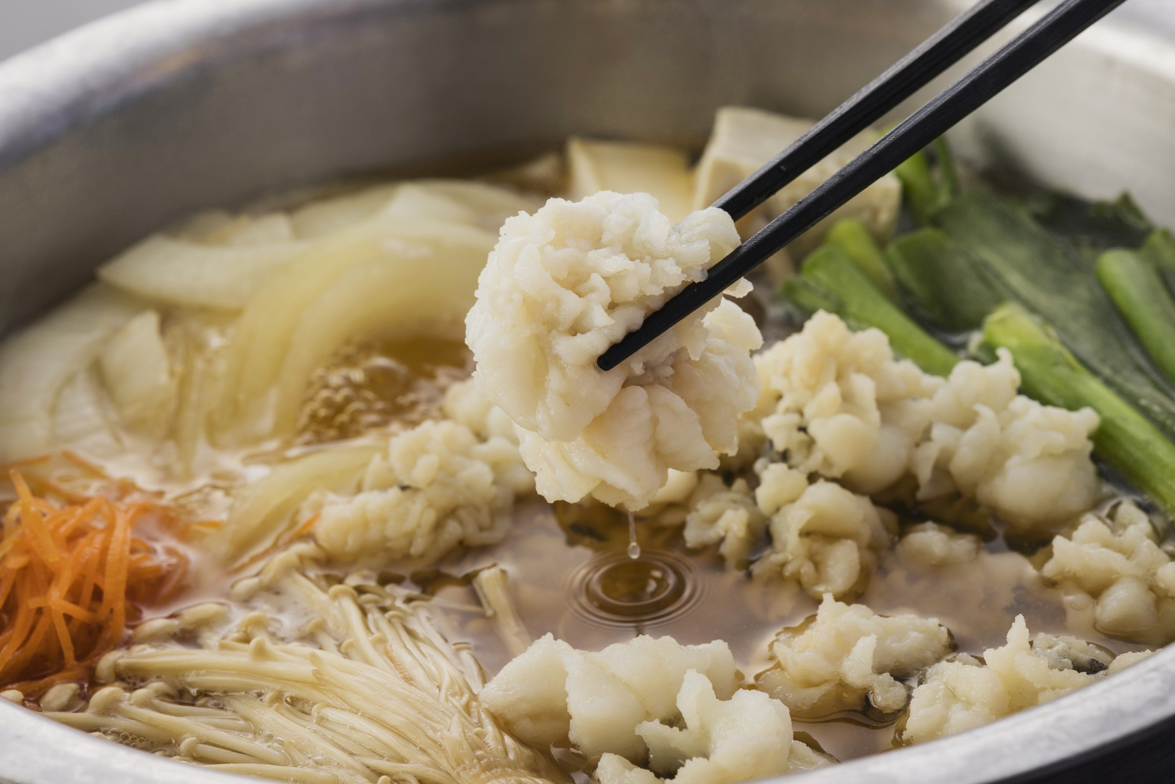 淡路島玉ねぎと鱧の相性抜群の「ハモすき鍋」。鍋の〆は淡路島手延べ素麺