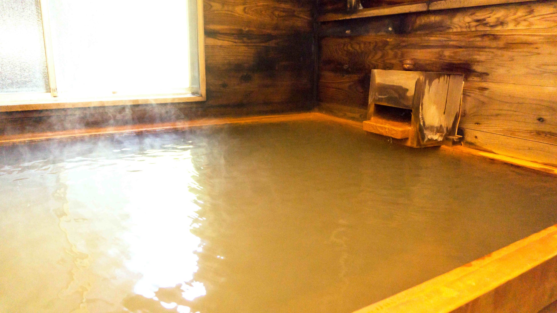 湯船は青森ヒバを用い、壁、天井等は全て御神木の羽黒杉の設え 国内では稀な二酸化炭素鉱泉が湧出 (画像:庄交コーポレーション)