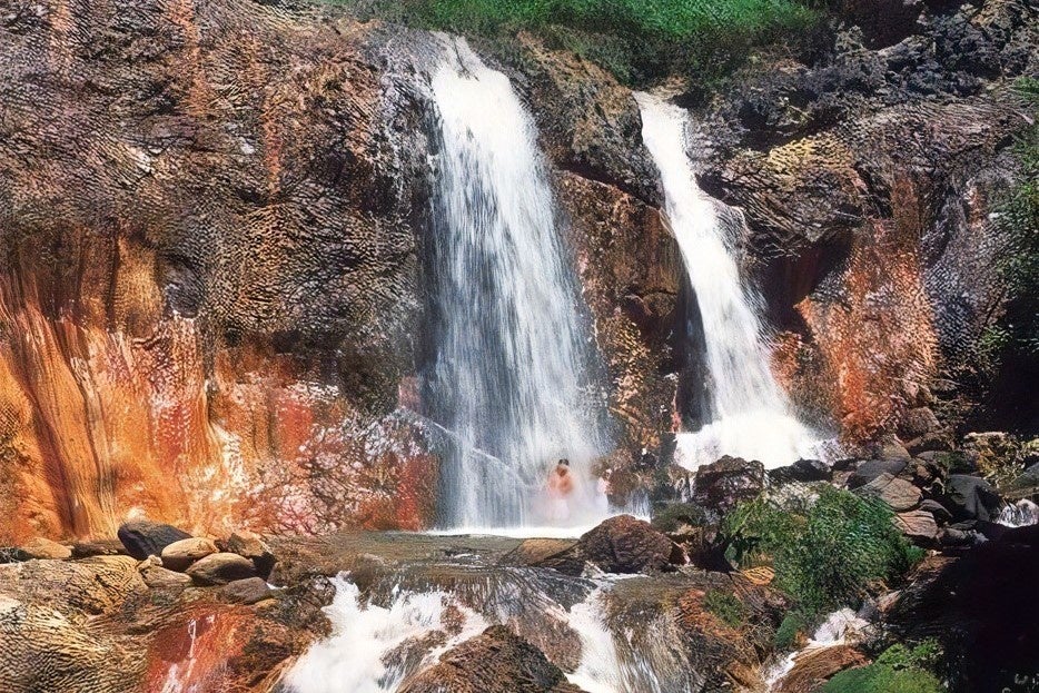 湯殿山は、斜面が大きく崩れたむき出しの岩肌や、点在する大小の滝など野性味あふれる自然の特徴を活かし、滝行や御沢駈けなどの「荒行」が行われる行場でもあります